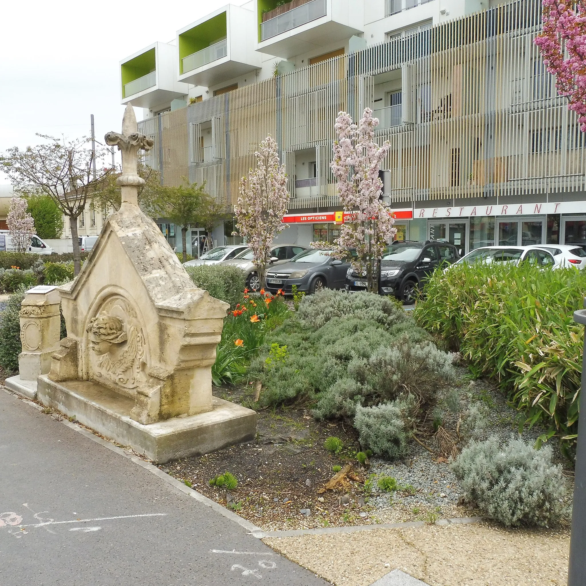 Photo showing: Cenon-33, Fronton de l'ancien château viticole Pichardy détruit en mars 2010.