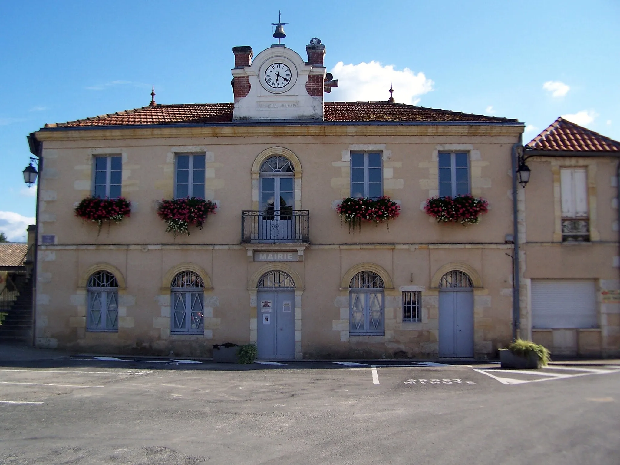 Photo showing: Town hall of Saint-Morillon (Gironde, France)
