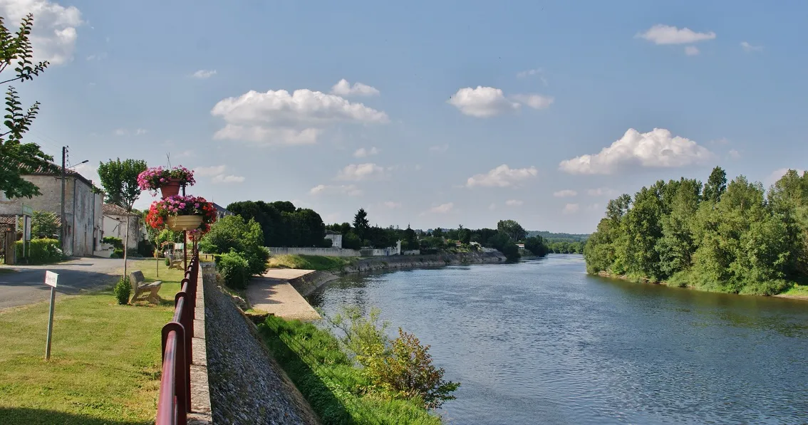 Photo showing: View of the Dordogne River flowing through Flaujagues, France