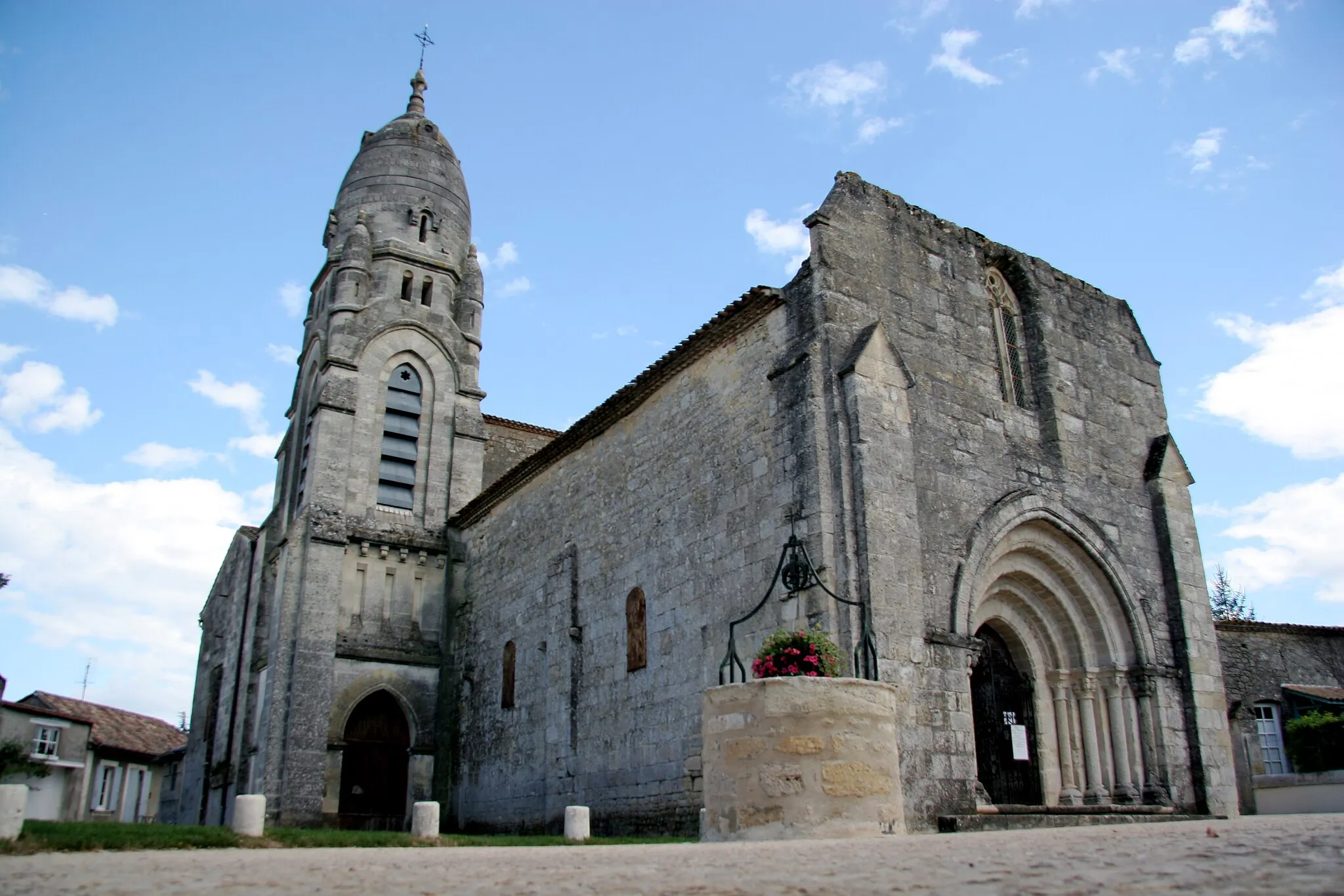 Photo showing: Pellegrue, its church, XII-th Century, on the road to Saint-Jacques de Compostelle
