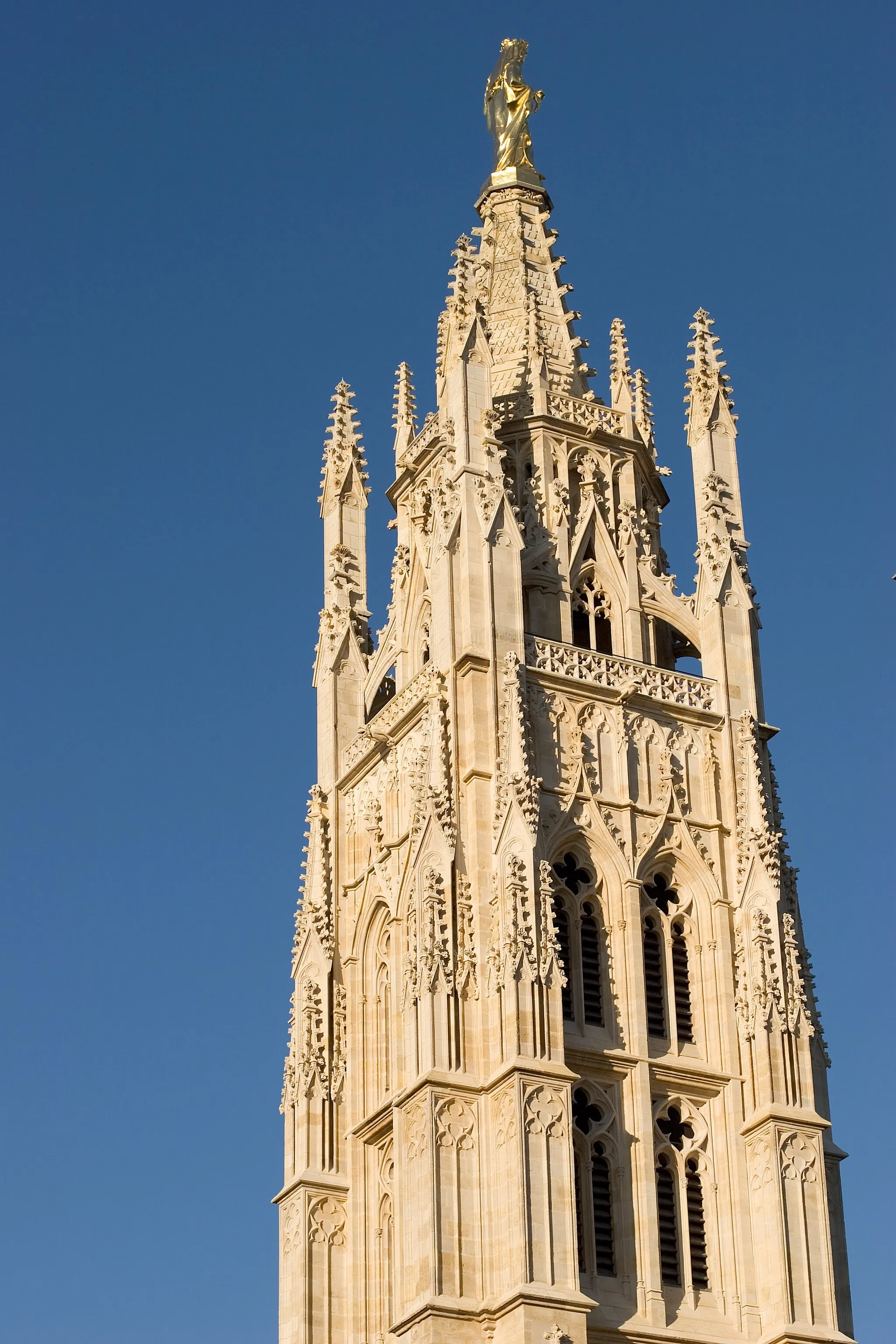 Photo showing: South-East view of Pey Berland tower near Saint-André Cathedral in Bordeaux, France.