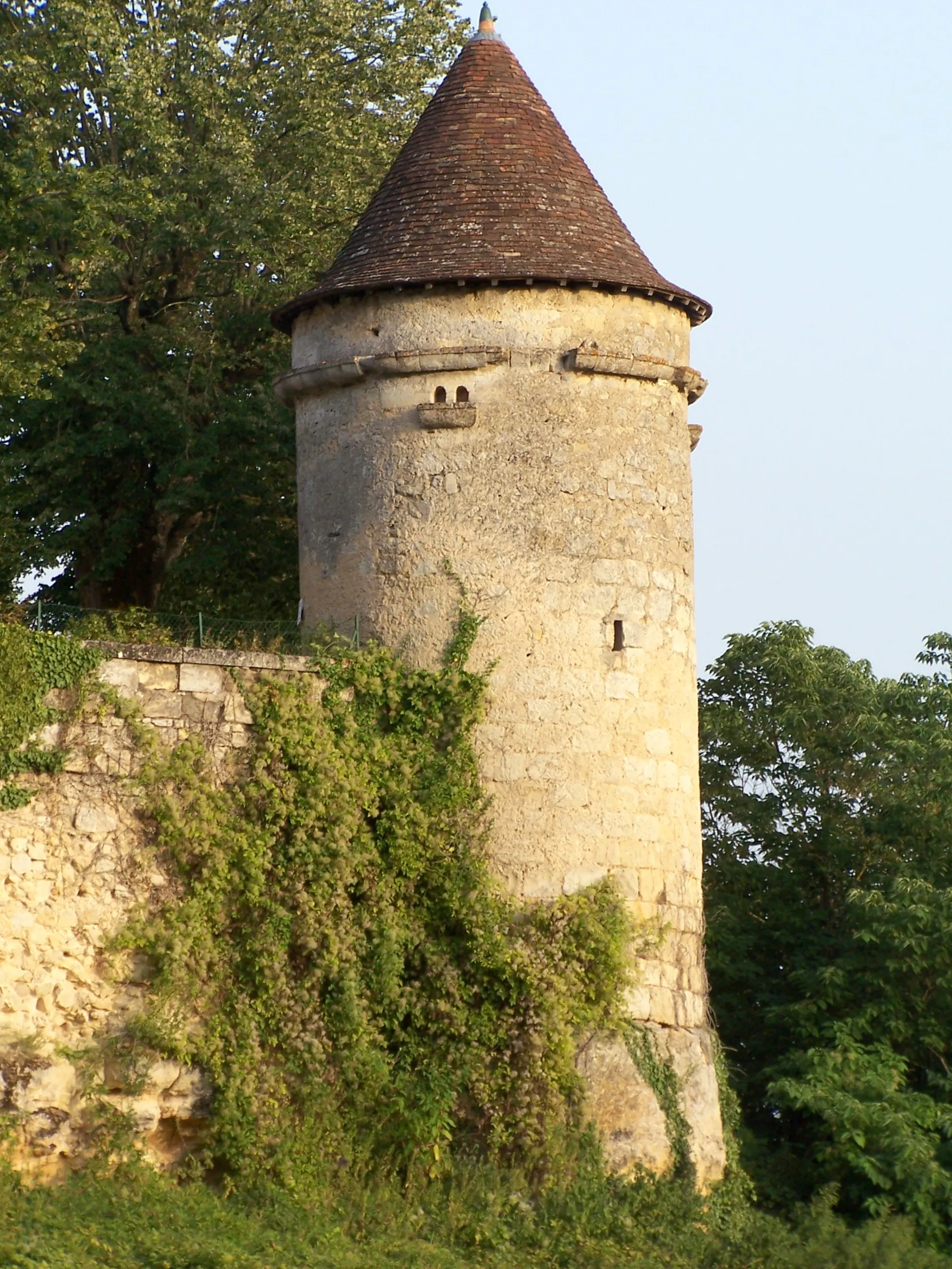 Photo showing: Dovecote tower of the castle of Langoiran (Gironde, France)