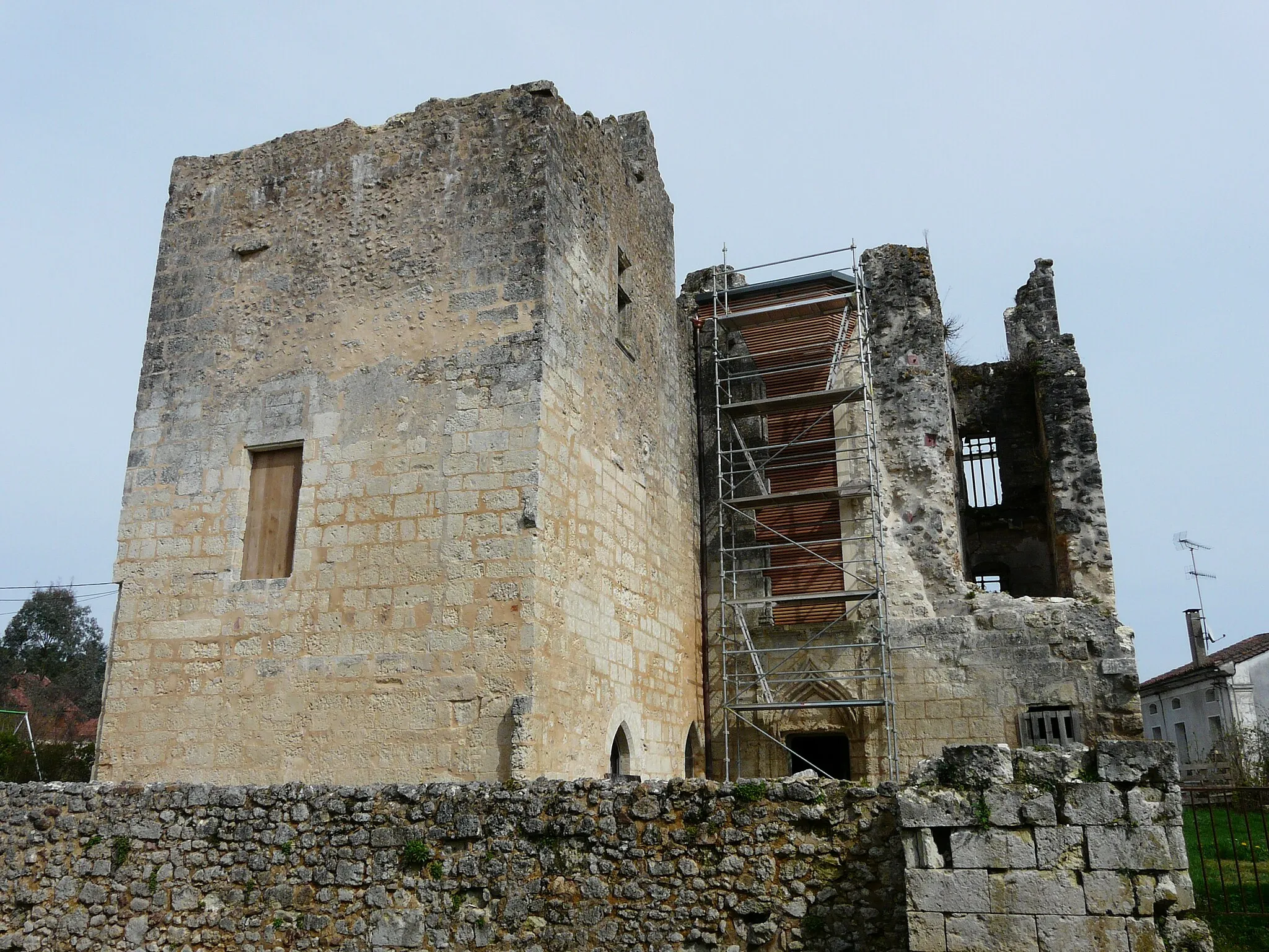 Photo showing: Les ruines du château Barrière, Villamblard, Dordogne, France.