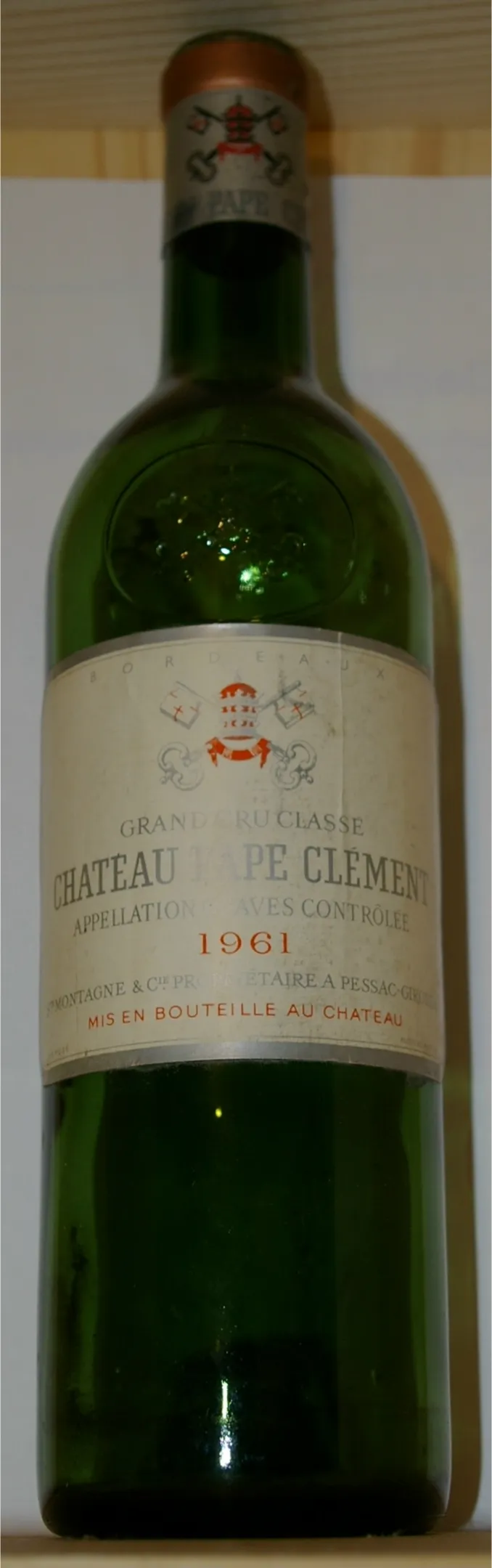 Photo showing: Wine bottle from Château Pape Clement, Bordeaux, France, vintage 1961; own bottle; own photograph taken January 16, 2006; author:BerndB; GNU free licence; mailto:cassandros@cityweb.de;
