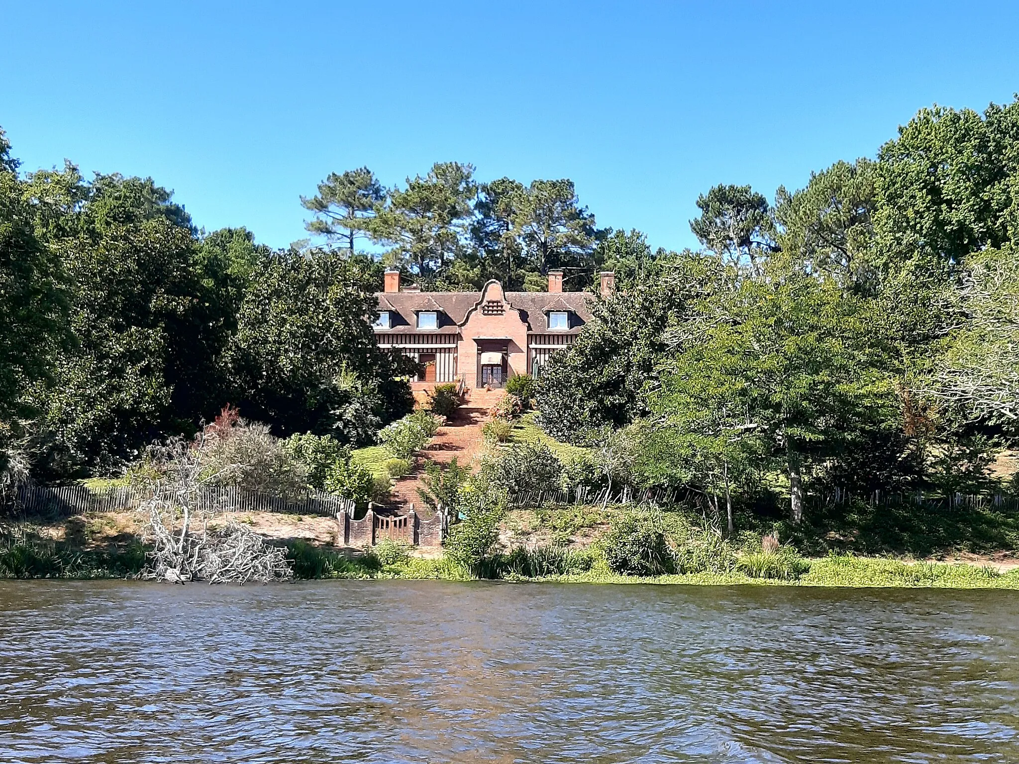 Photo showing: Château Woolsack vu du lac d'Aureilhan (Mimizan, Landes, France)