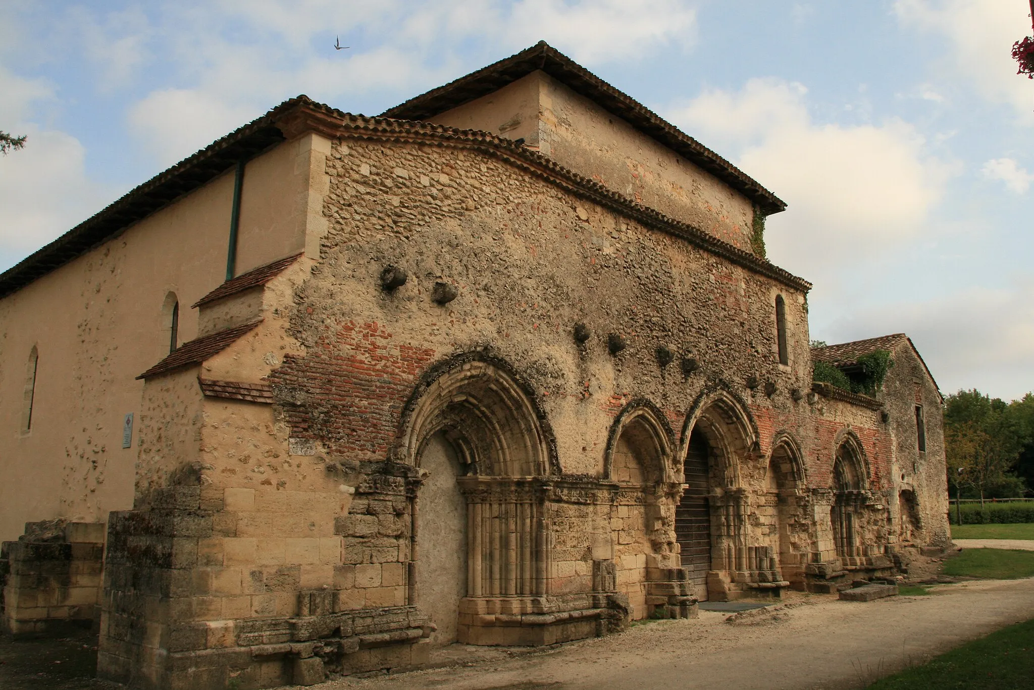 Photo showing: Prieuré de Cayac. Details of the church. Gothic arches.