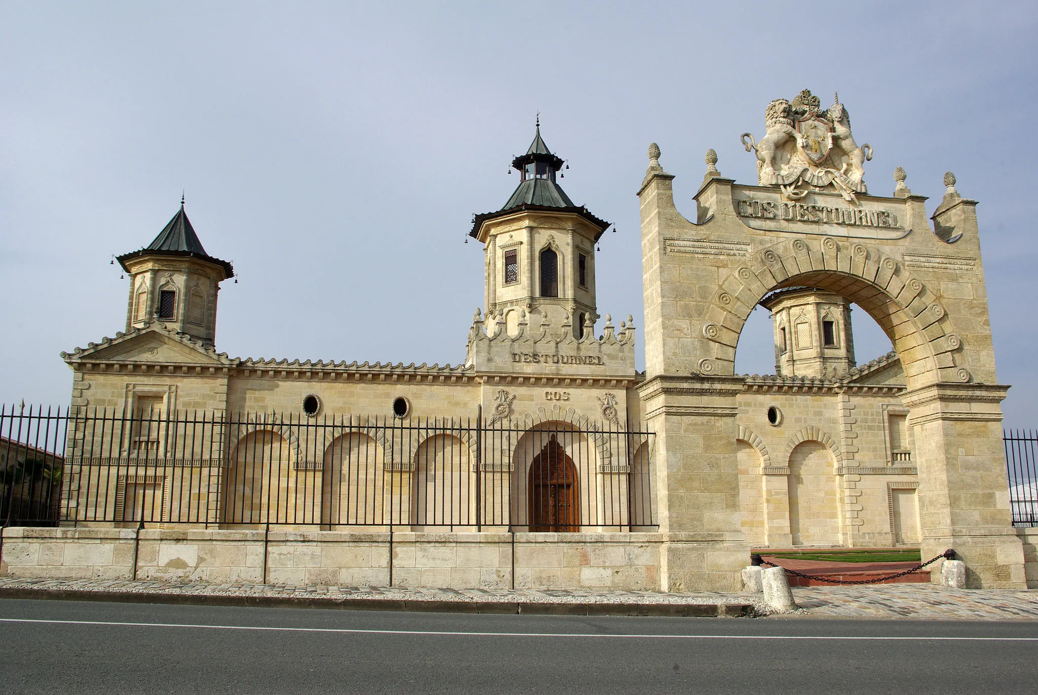 Photo showing: Château Cos d'Estournel in Saint-Estèphe (Gironde, France).