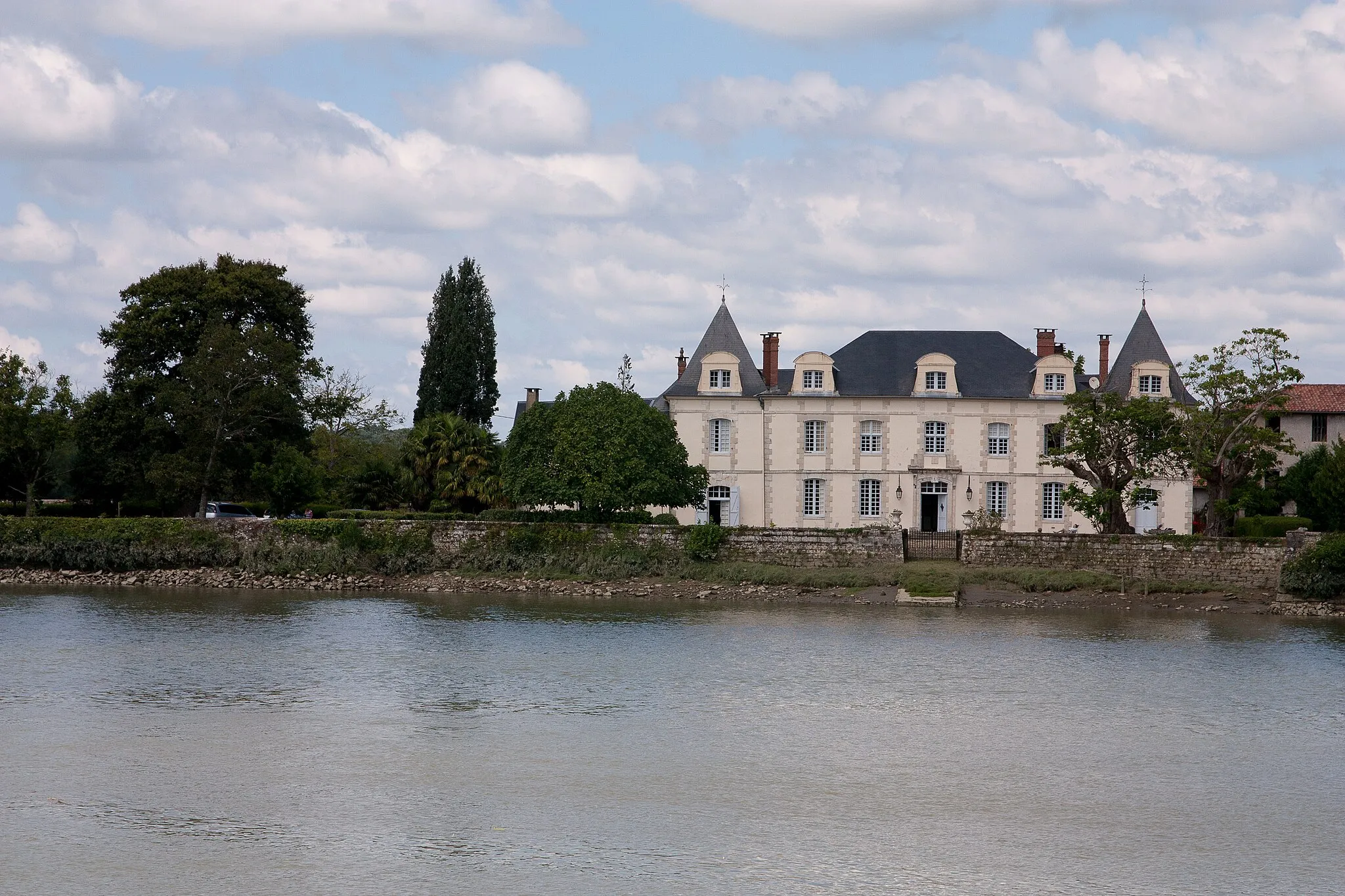 Photo showing: This building is inscrit au titre des monuments historiques de la France. It is indexed in the base Mérimée, a database of architectural heritage maintained by the French Ministry of Culture, under the references PA00084026 and IA40000544 .