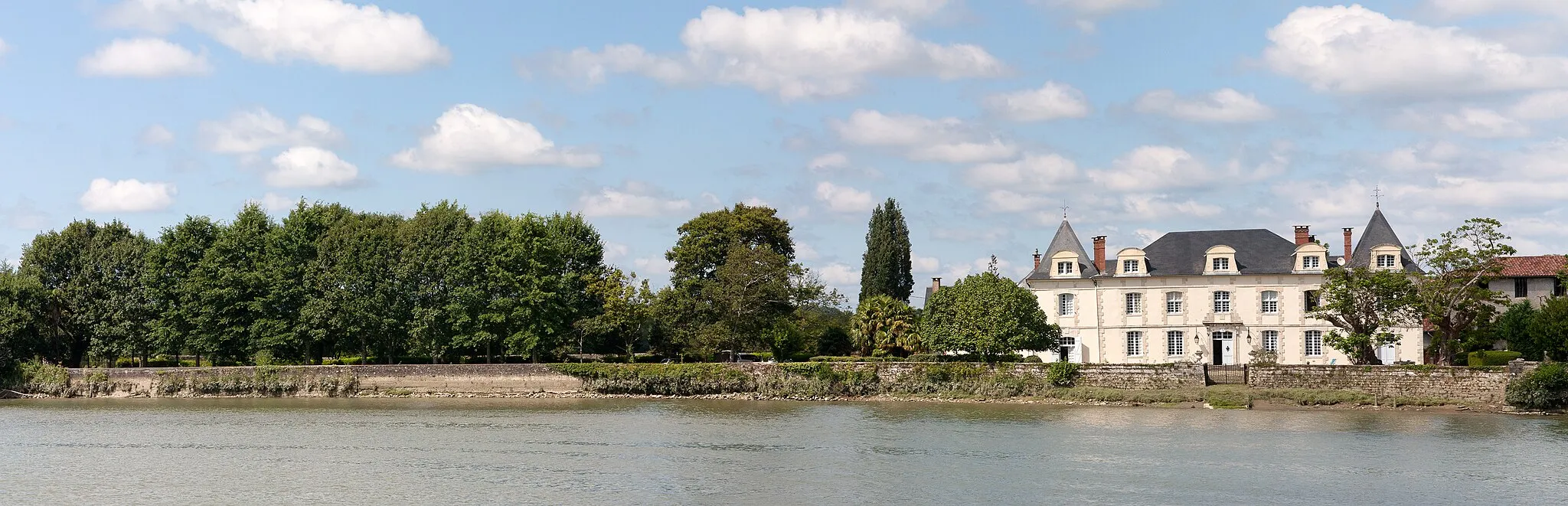 Photo showing: This building is inscrit au titre des monuments historiques de la France. It is indexed in the base Mérimée, a database of architectural heritage maintained by the French Ministry of Culture, under the references PA00084026 and IA40000544 .