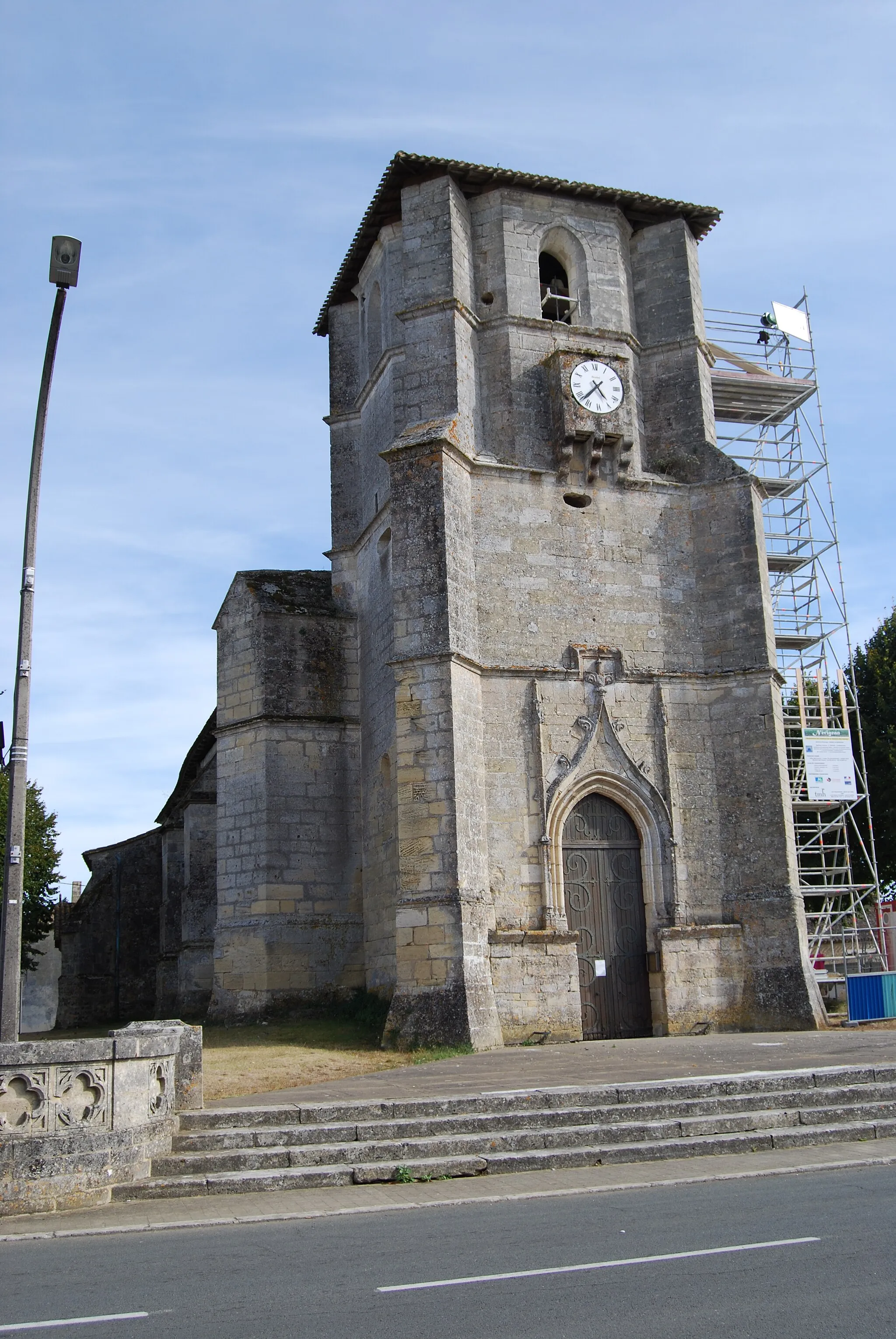 Photo showing: This building is indexed in the base Mérimée, a database of architectural heritage maintained by the French Ministry of Culture, under the reference PA00083649 .