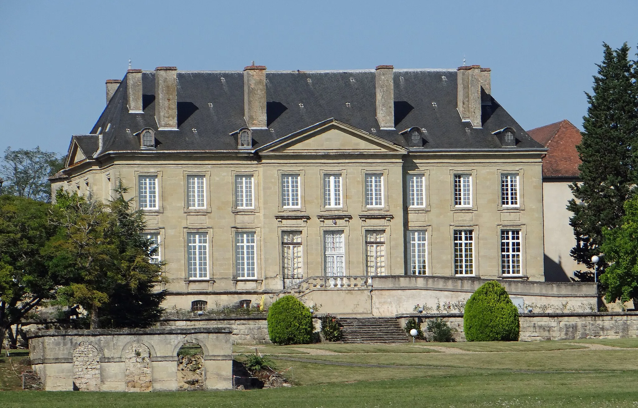 Photo showing: This building is indexed in the base Mérimée, a database of architectural heritage maintained by the French Ministry of Culture, under the reference PA00084279 .