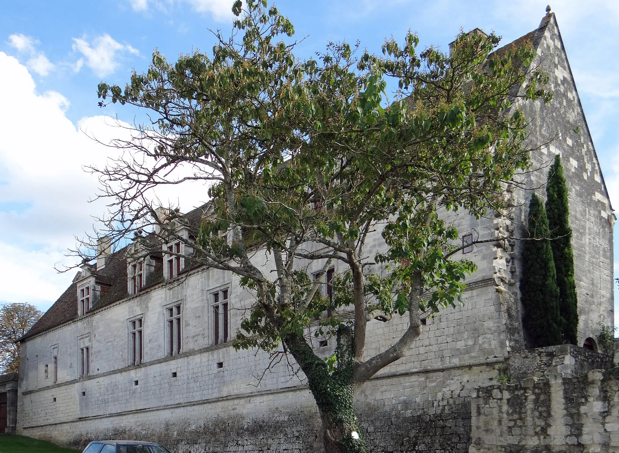 Photo showing: Château de Lauzun - Vue extérieure d'une aile