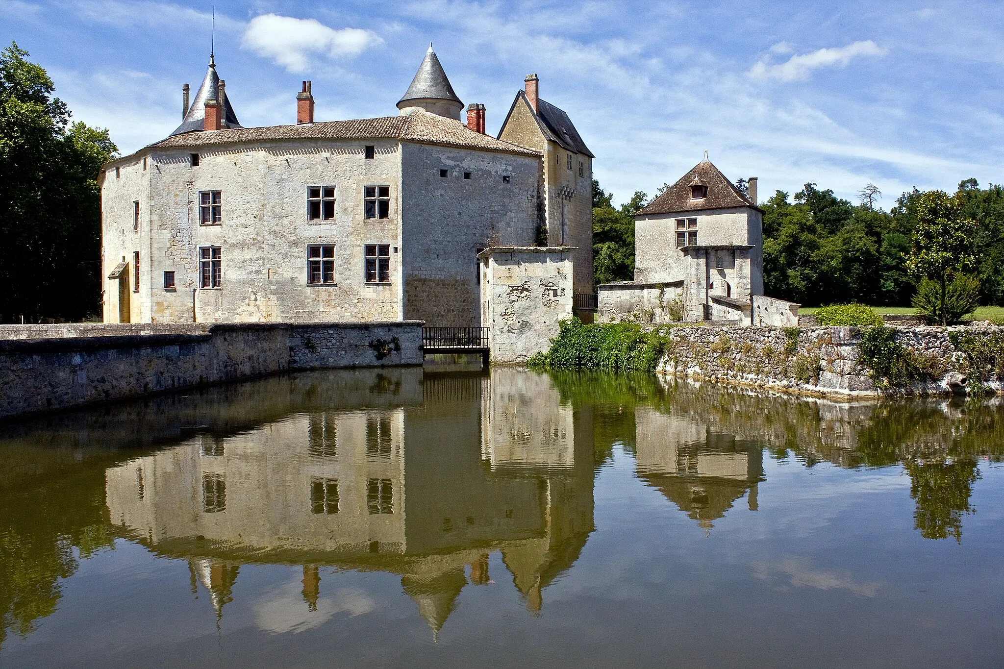 Photo showing: Chateau Montesquieu at La Brede. The feudal castle once belonging to Montesquieu