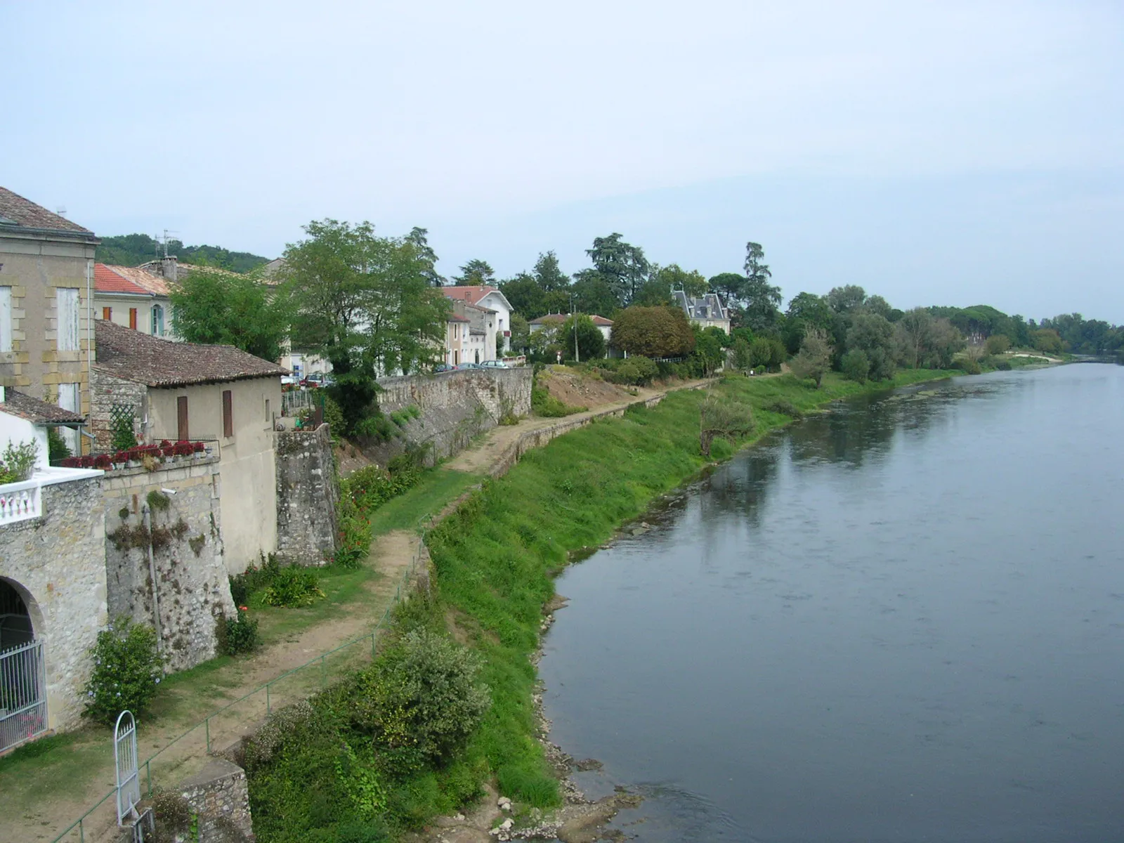 Photo showing: Chemin sur berge à Port-Sainte-Foy-et-Ponchapt (Dordogne).