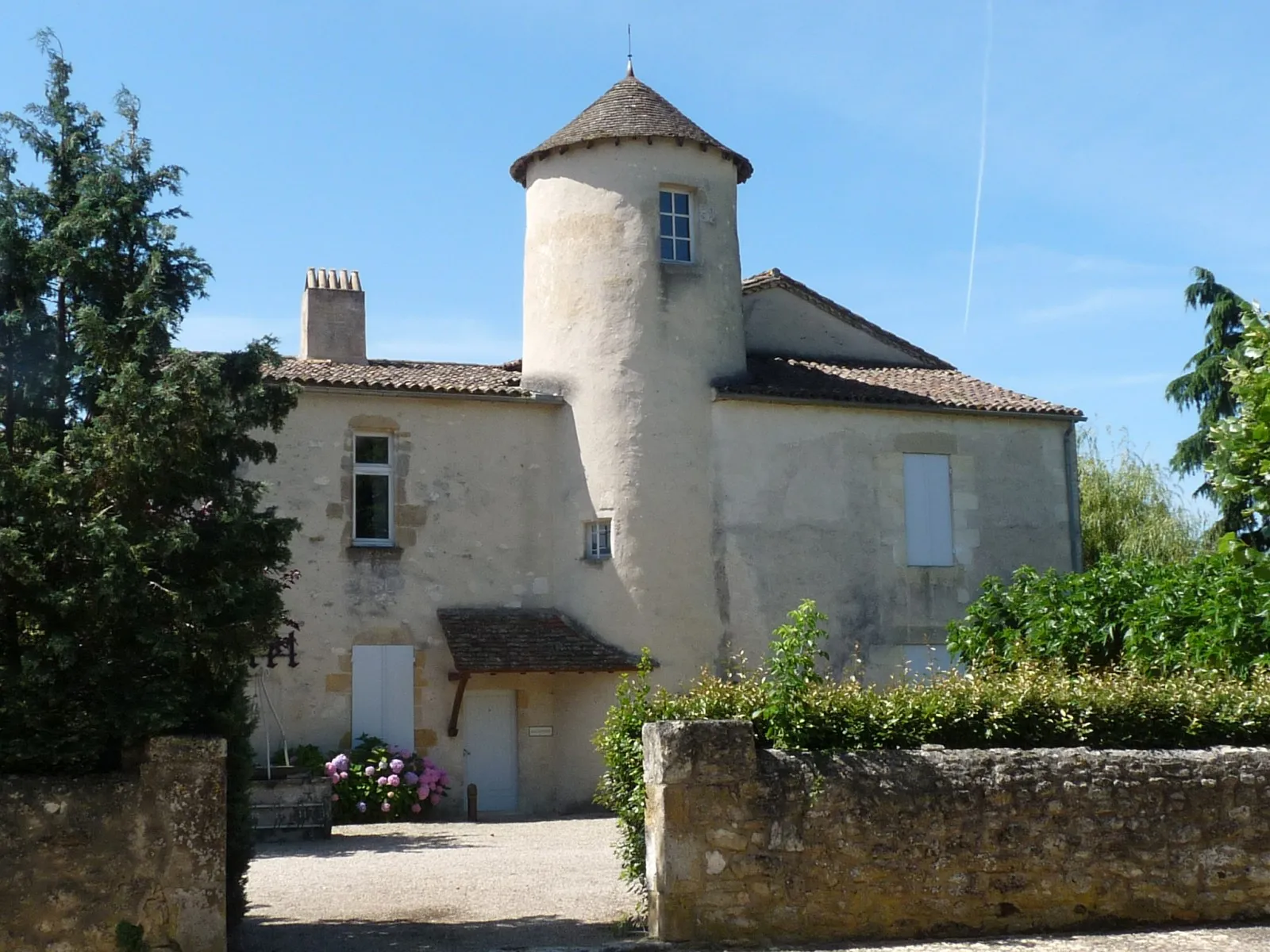 Photo showing: Ancien château (maintenant un hôtel), vieux Gensac, Gironde, France