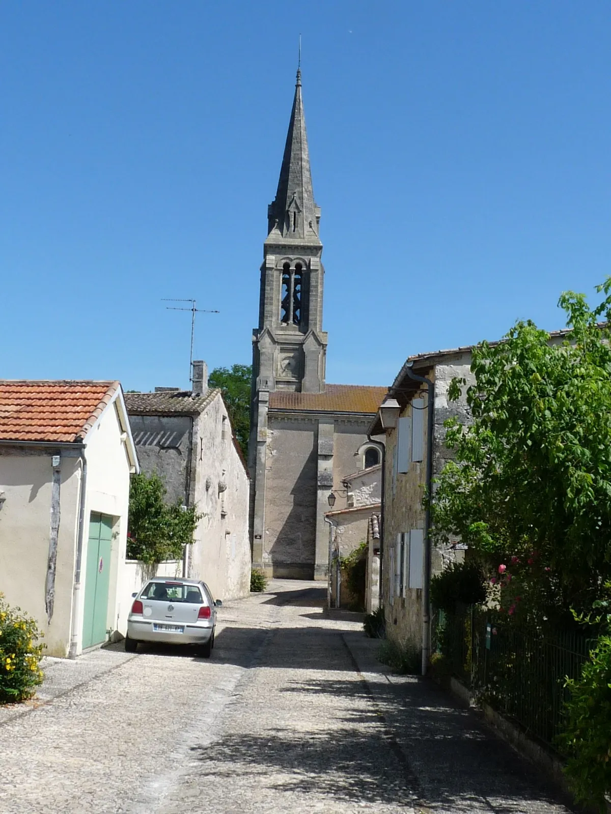 Photo showing: Ruelle et église de Gensac, Gironde, France