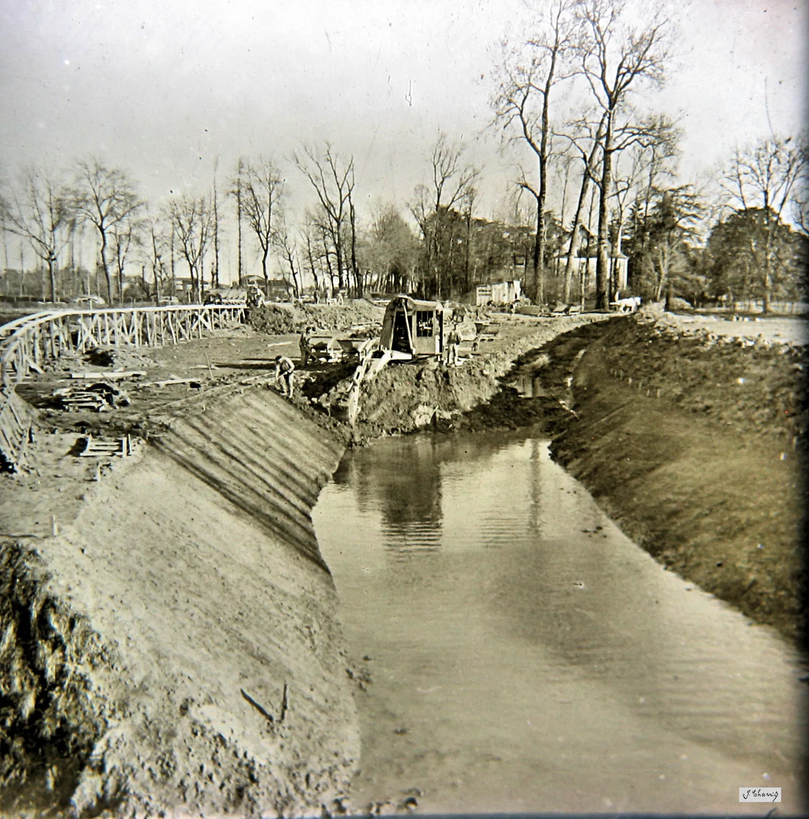 Photo showing: Works out of Marmande Tonneins on the road at Pont-de-Bayle