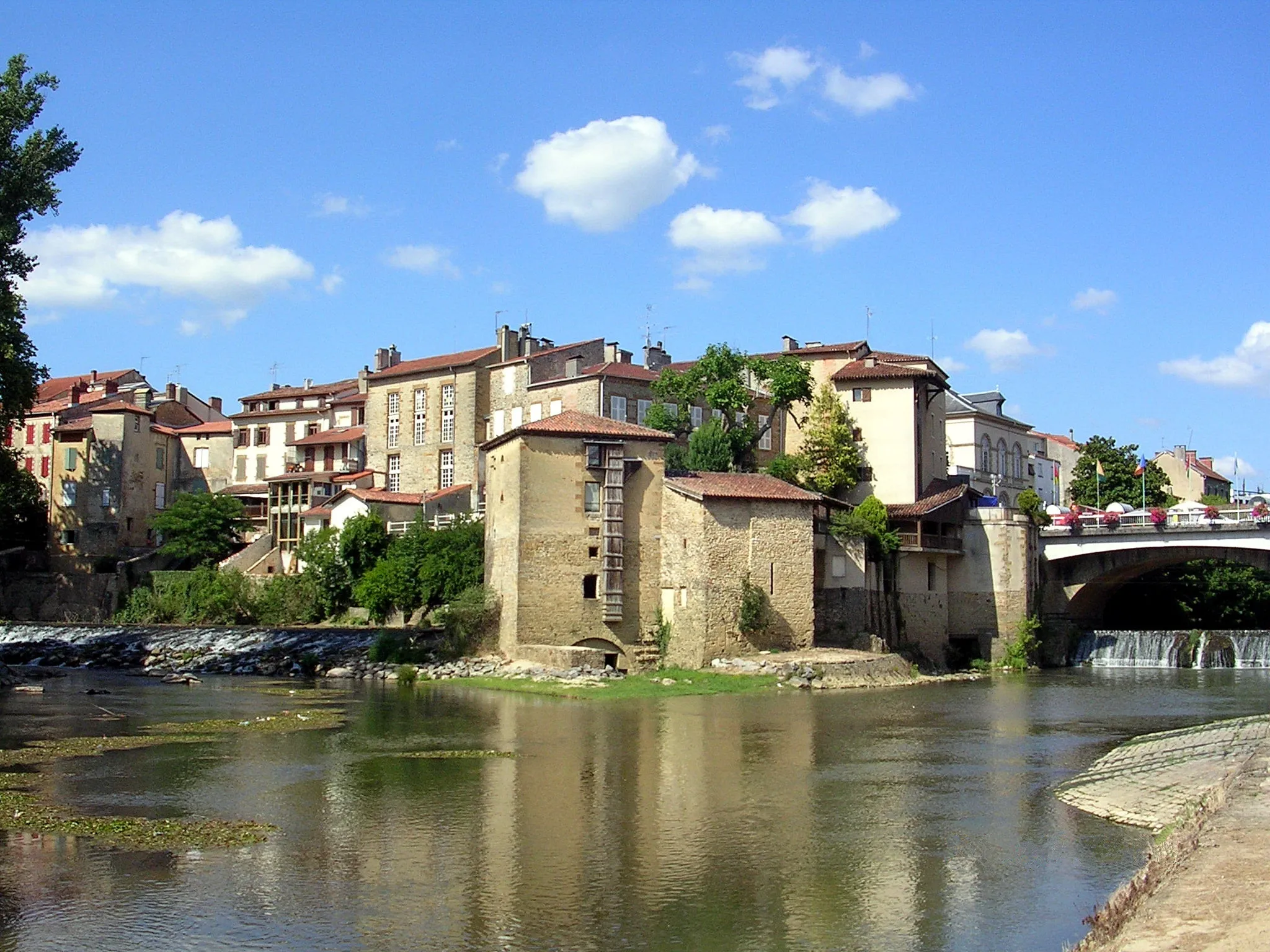 Photo showing: Confluence of the rivers Douze and Midou in Mont-de-Marsan, France.