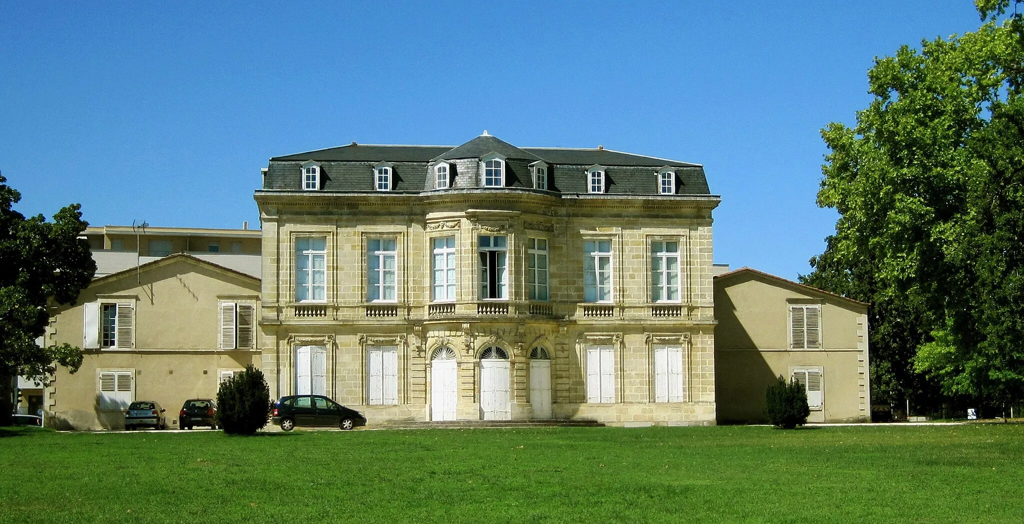 Photo showing: Château Margaut, situé 412 cours de la Libération à Talence.
Prise de vue depuis la cour arrière.