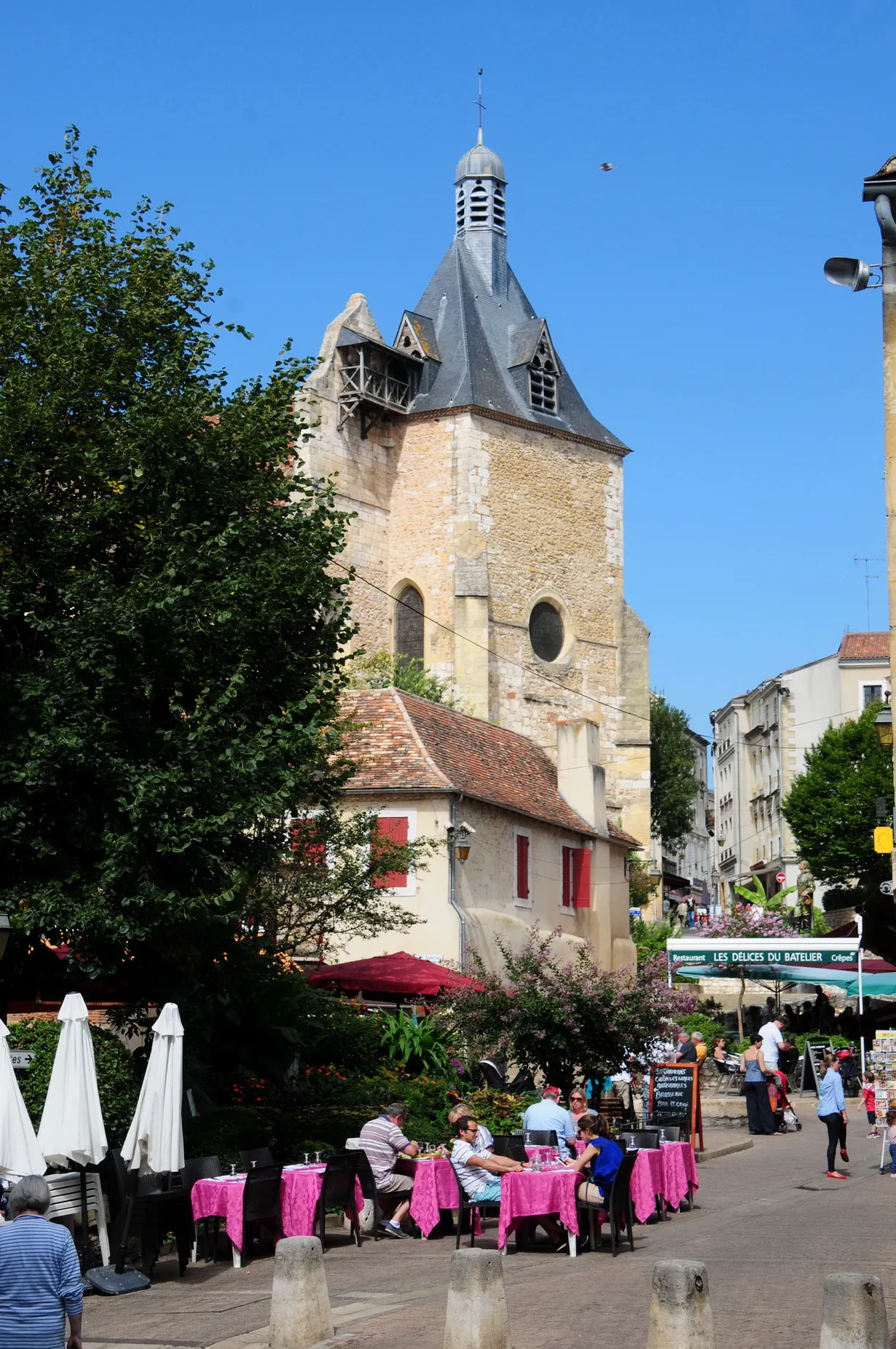 Photo showing: Touristic square at Bergerac with an medieval church
