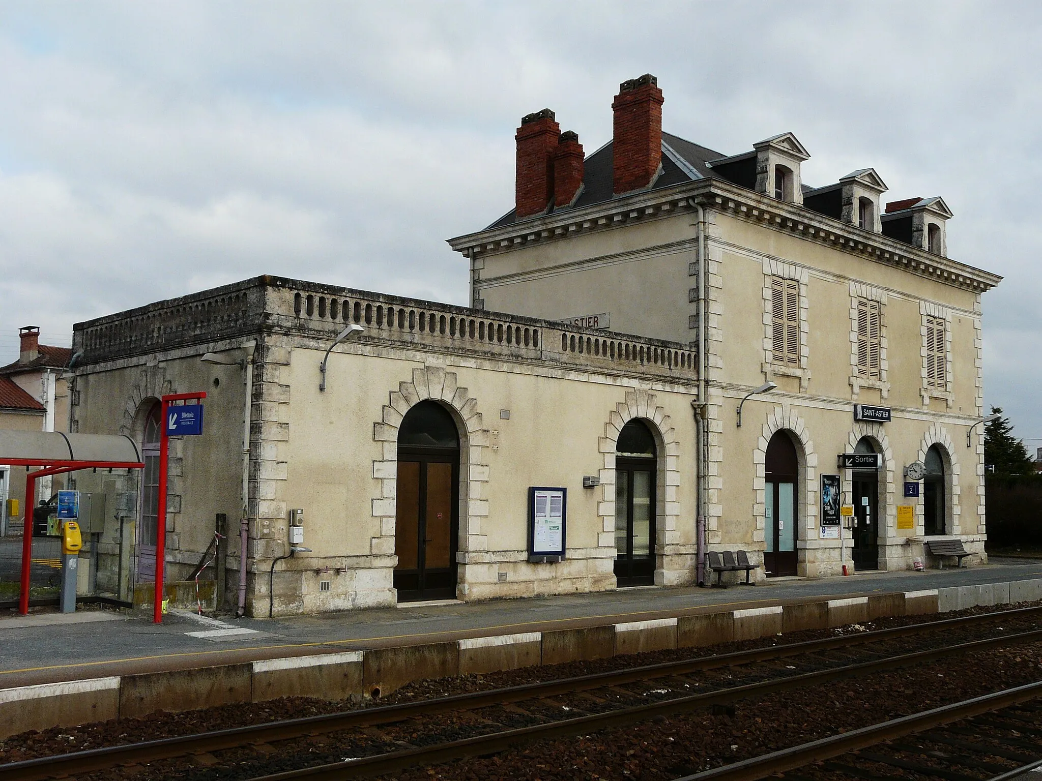 Photo showing: Le bâtiment de la gare de Saint-Astier, Dordogne, France.