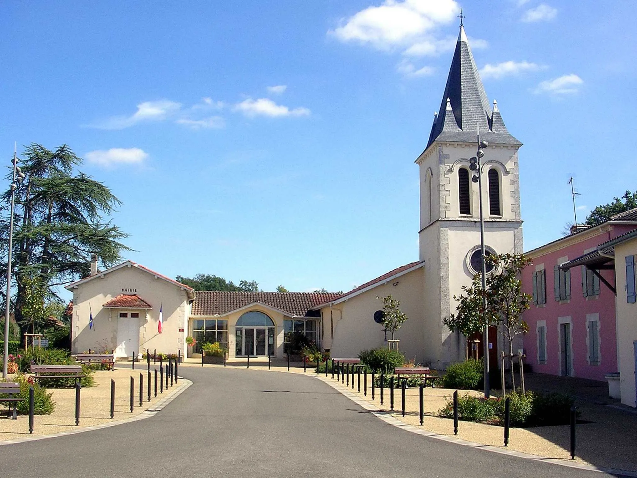 Photo showing: Bretagne-de-Marsan, mairie et église Saint-Martin