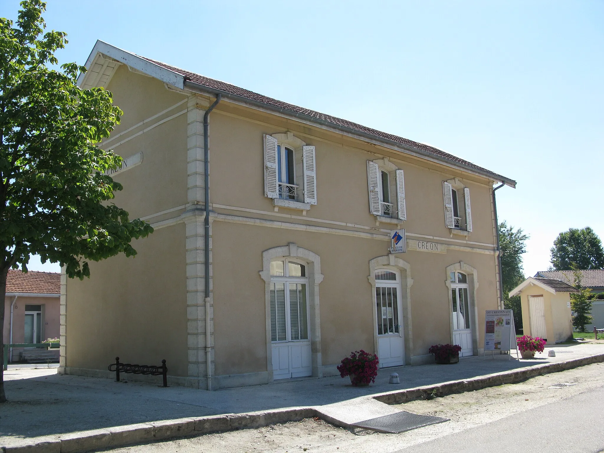 Photo showing: L'ancienne gare de Créon le long de la piste cyclable Roger Lapébie.