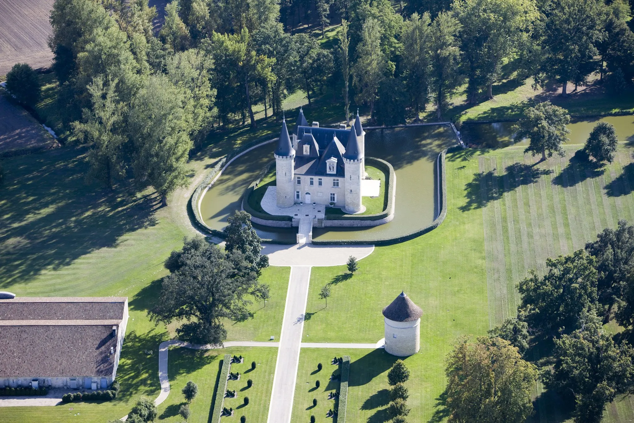 Photo showing: Vue Aérienne du Château D'Agassac, du Pigeonnier et des Chais