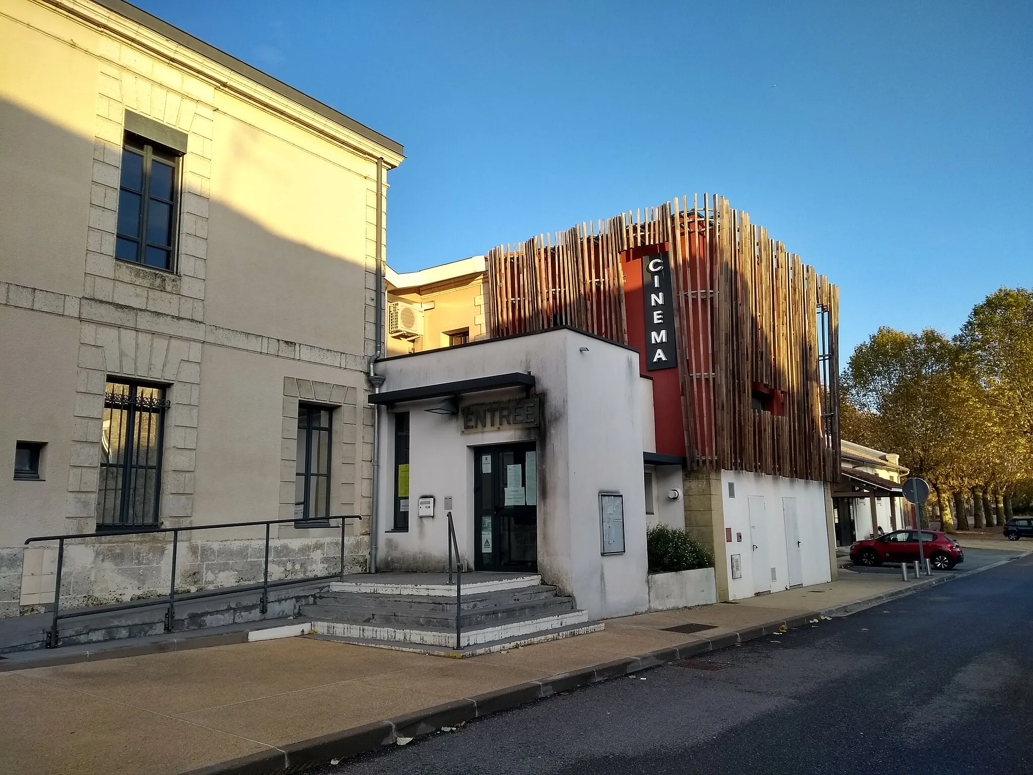 Photo showing: Mairie de Salles, façade.