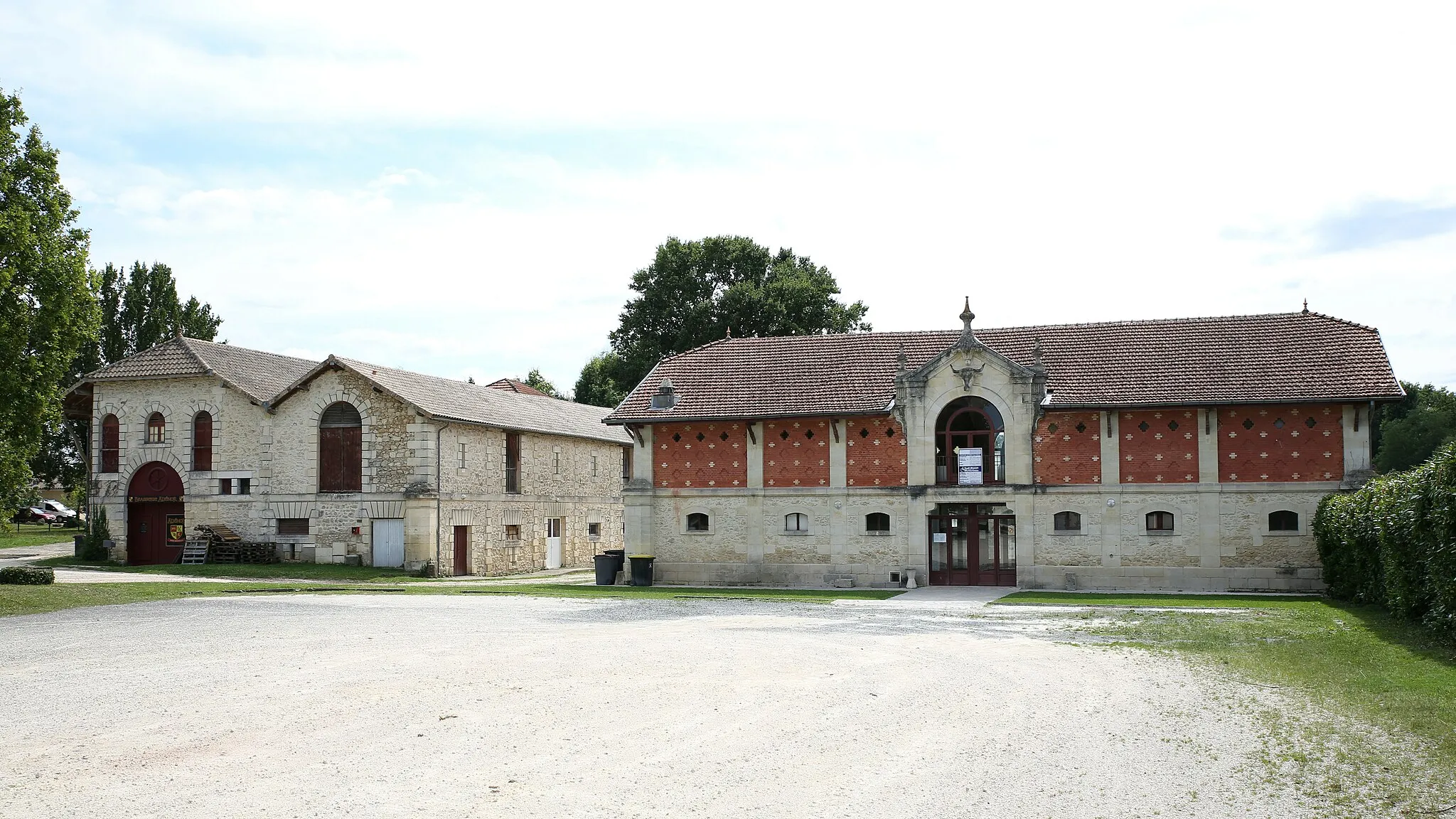 Photo showing: Bâtiments professionnels à Saint-Caprais-de-Bordeaux