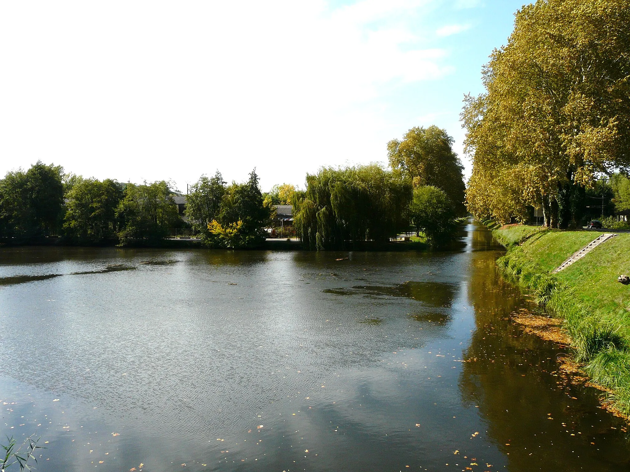 Photo showing: Le bassin de Port-de-Couze sur le canal de Lalinde, Lalinde, Dordogne, France.