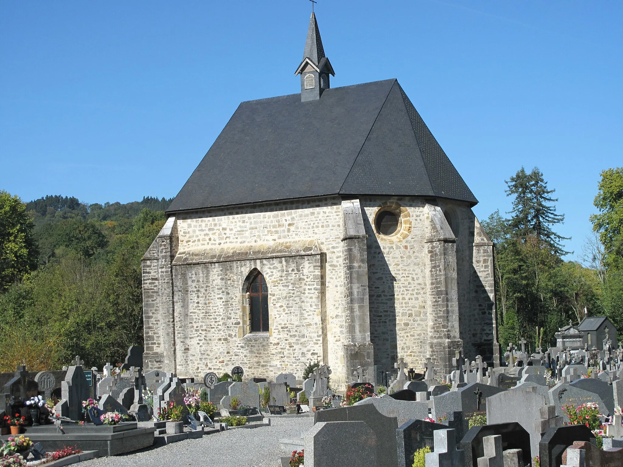 Photo showing: The chapel Saint-Jean-de-Berraute inside the old cemetery of Mauléon (Pyrénées-Atlantiques).