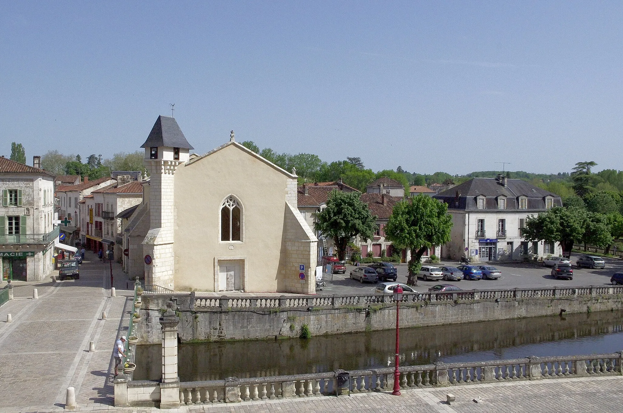 Photo showing: Brantôme - Restauration de l'ancienne église Notre Dame qui deviendra en 2013 office de tourisme.