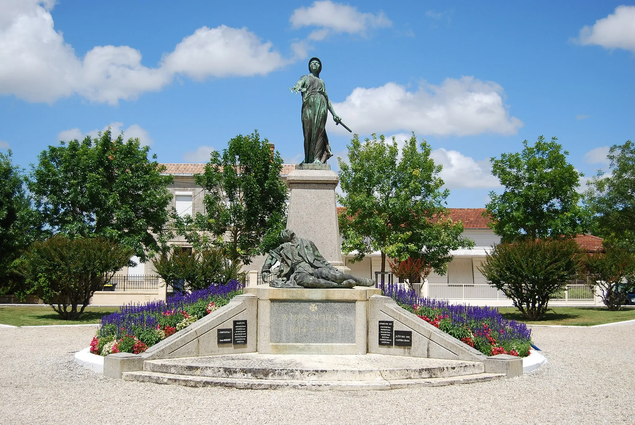 Photo showing: A memorial on the place of church in Lesparre-Médoc