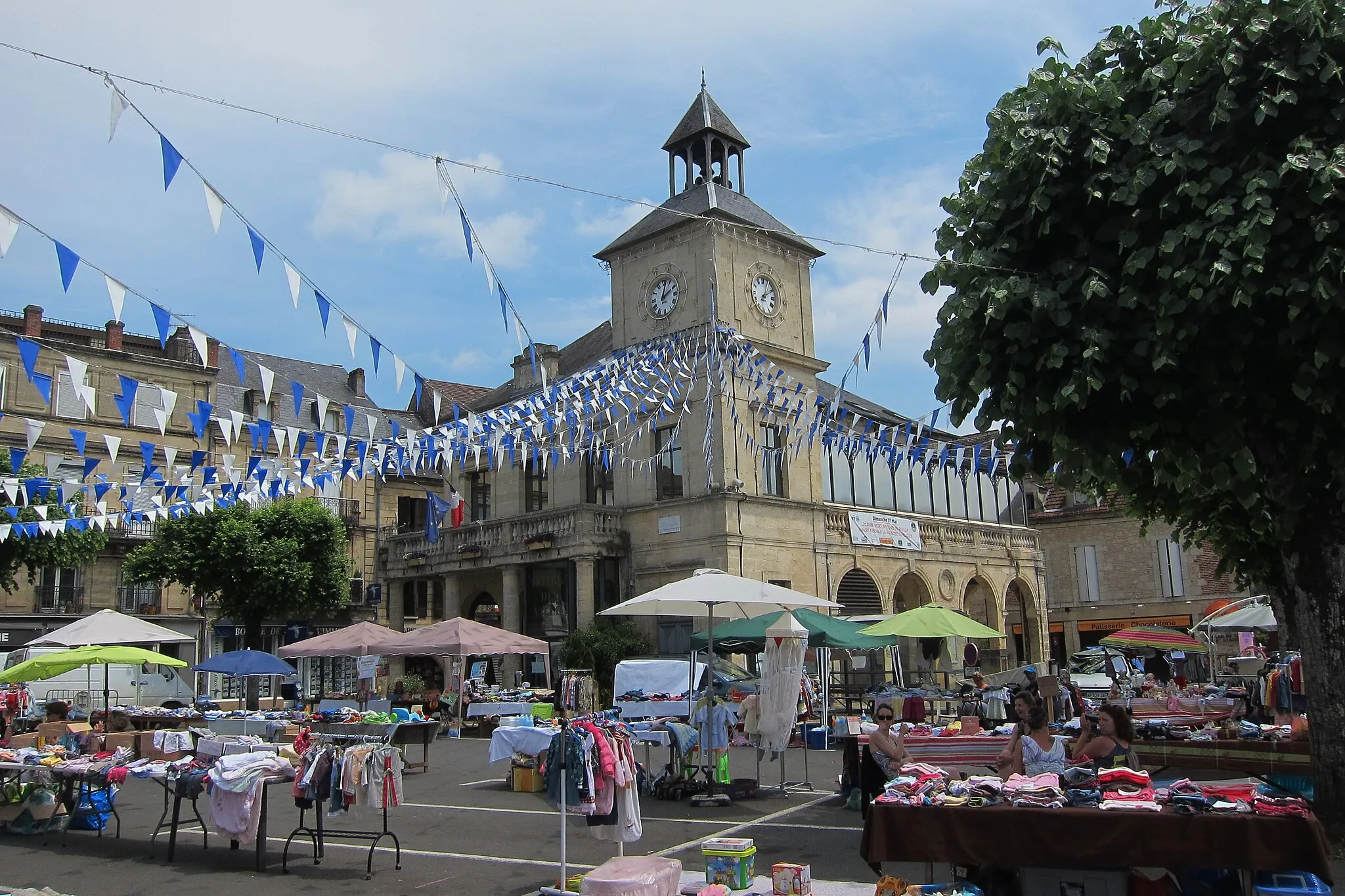 Photo showing: Decorated townhall of Le Bugue at Sunday 7 June 2015 with exhibition