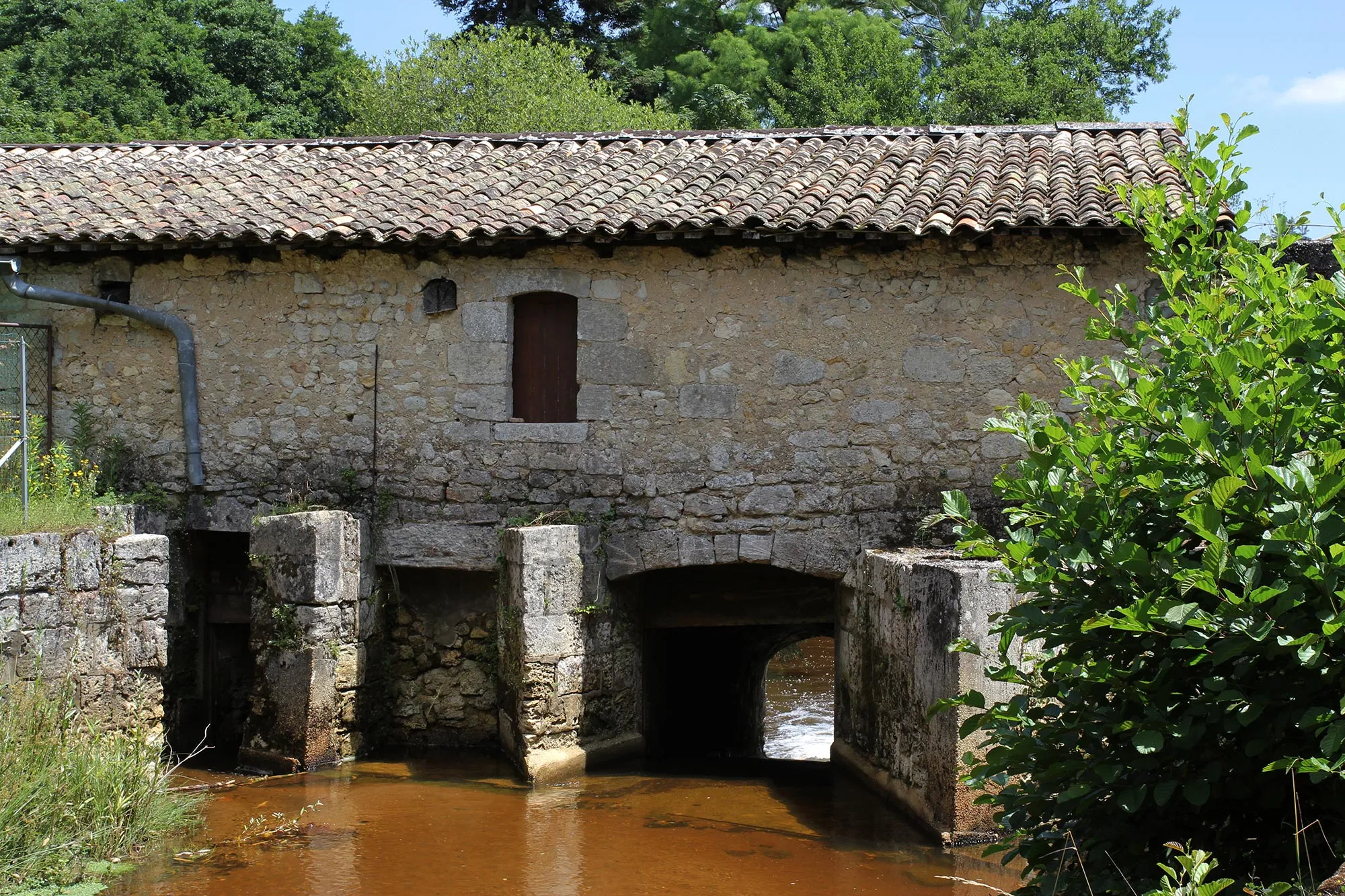 Photo showing: Ancien Moulin à eau, l'un des rares vestige du château