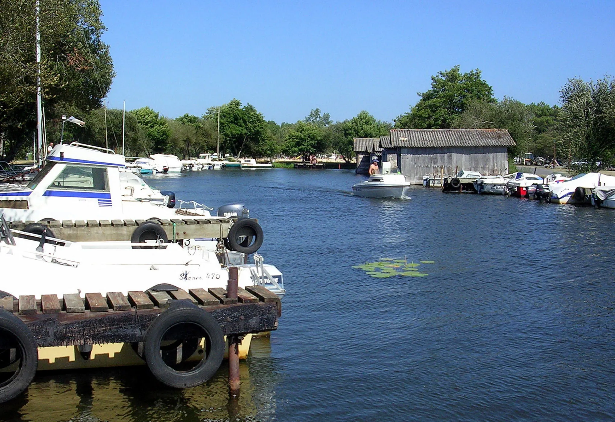 Photo showing: Port des Brochets, à Gastes, Landes (France), sur le lac de Biscarrosse et de Parentis