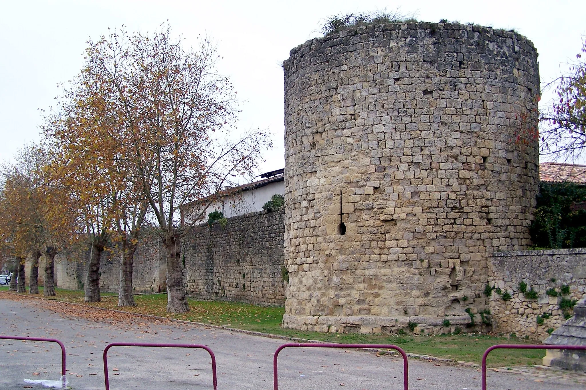 Photo showing: Tower in the south-east in Cadillac (Gironde, France)