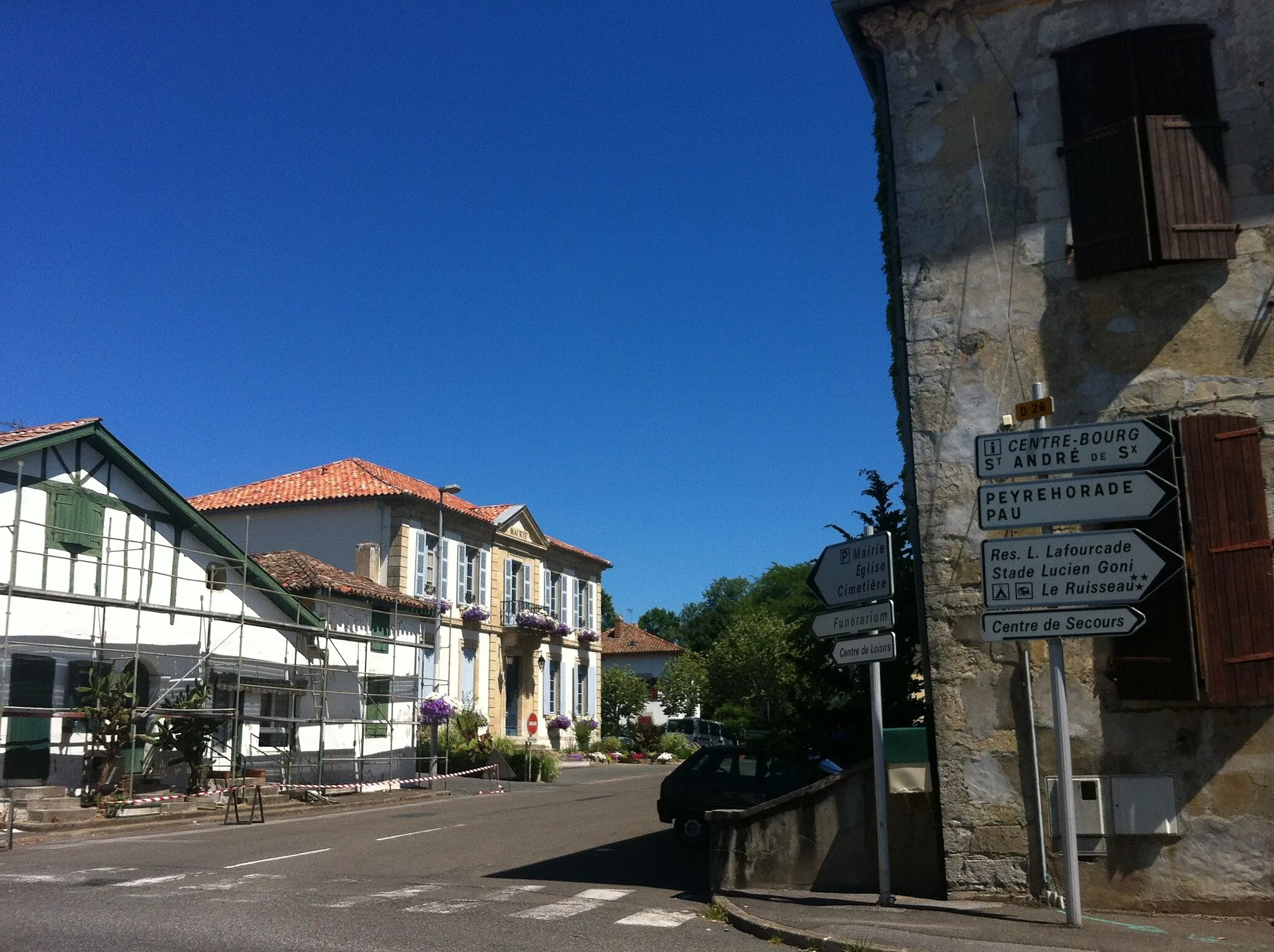 Photo showing: Vue de la mairie et de sa place Saint-Martin-de-Seignanx.