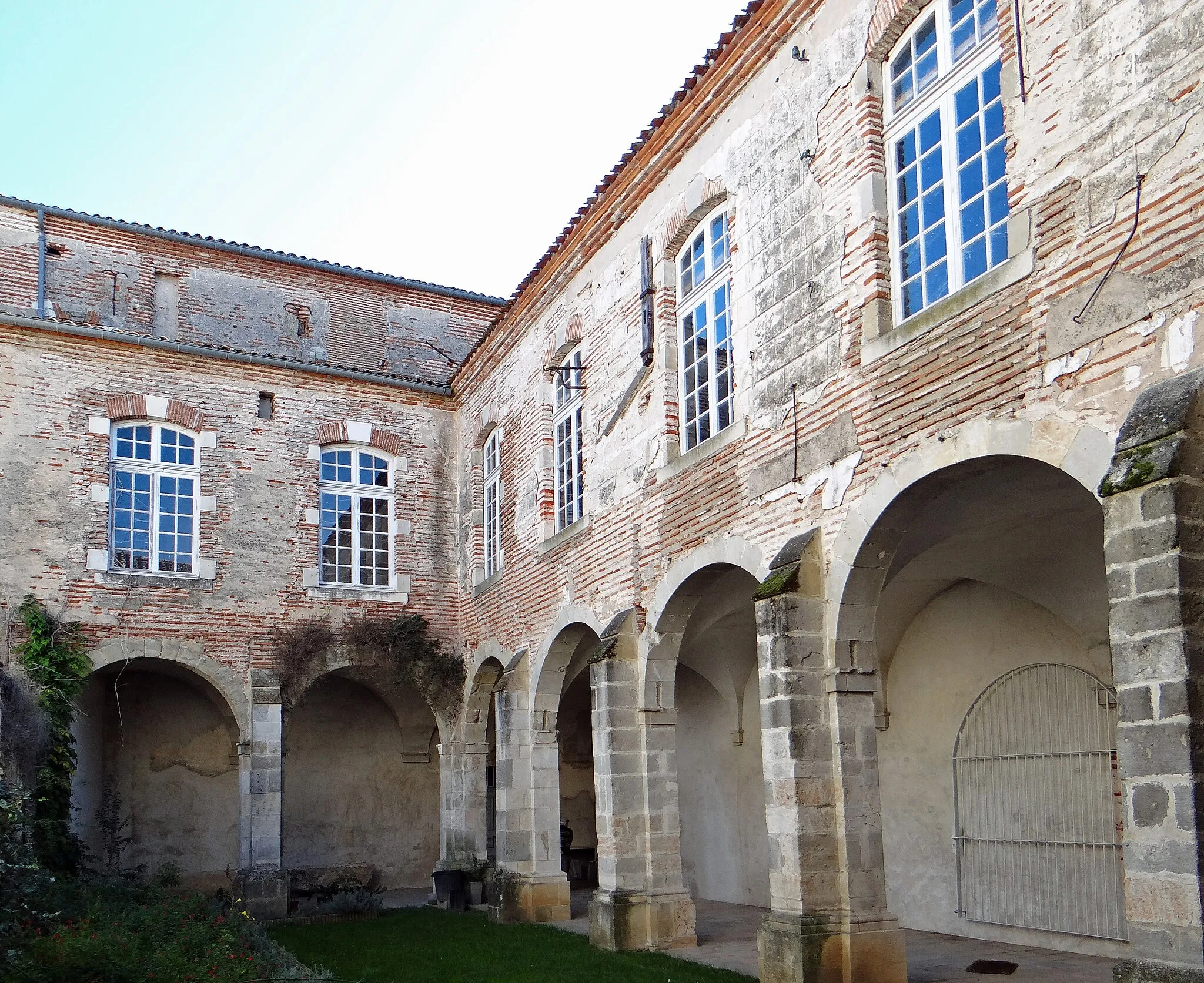 Photo showing: Sainte-Livrade-sur-Lot - Cloître du couvent des Frères de la Mission