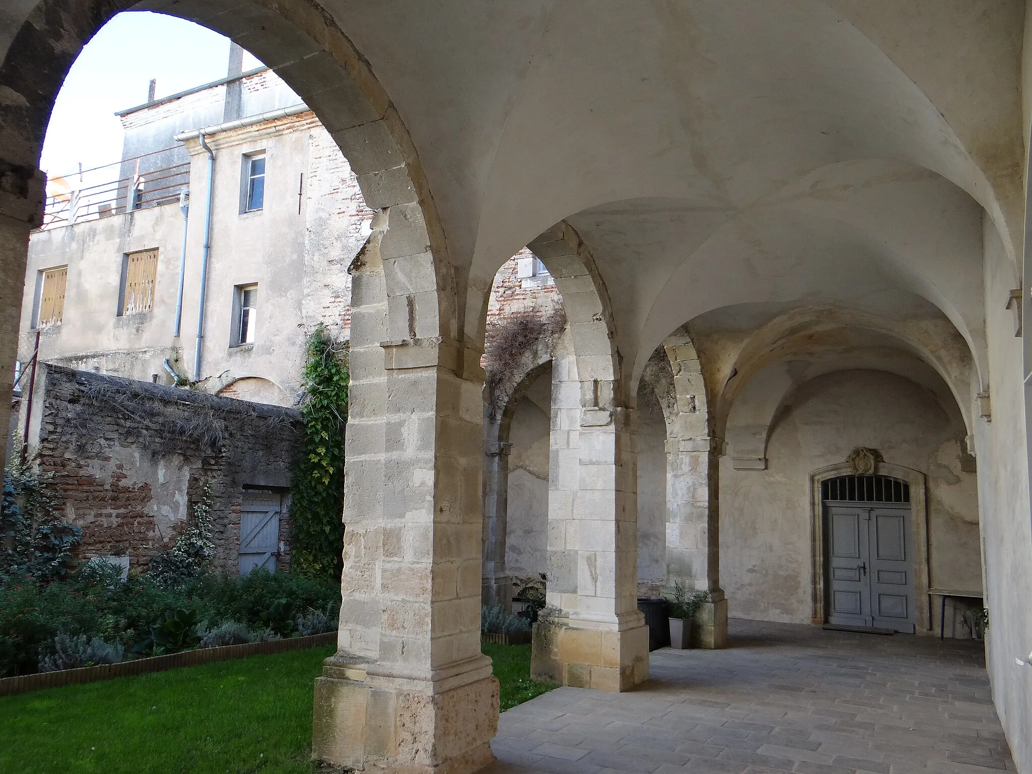 Photo showing: Sainte-Livrade-sur-Lot - Cloître du couvent des Frères de la Mission