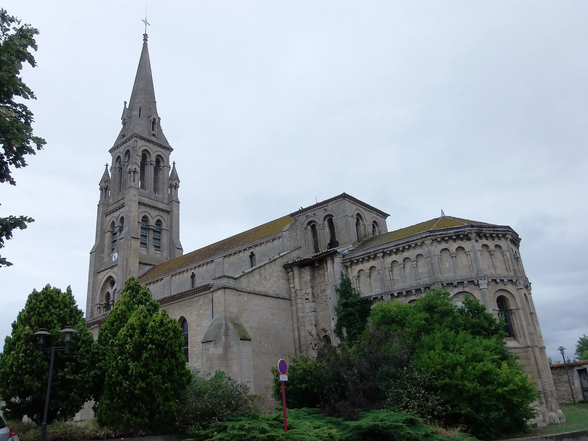 Photo showing: Église Saint-Pierre de Bassens (Gironde, France), avec clocher du XIIe siècle inscrit aux Monuments historiques français. Édifice situé place de la Libération, à l'un des points les plus élevés du plateau et au centre du village.