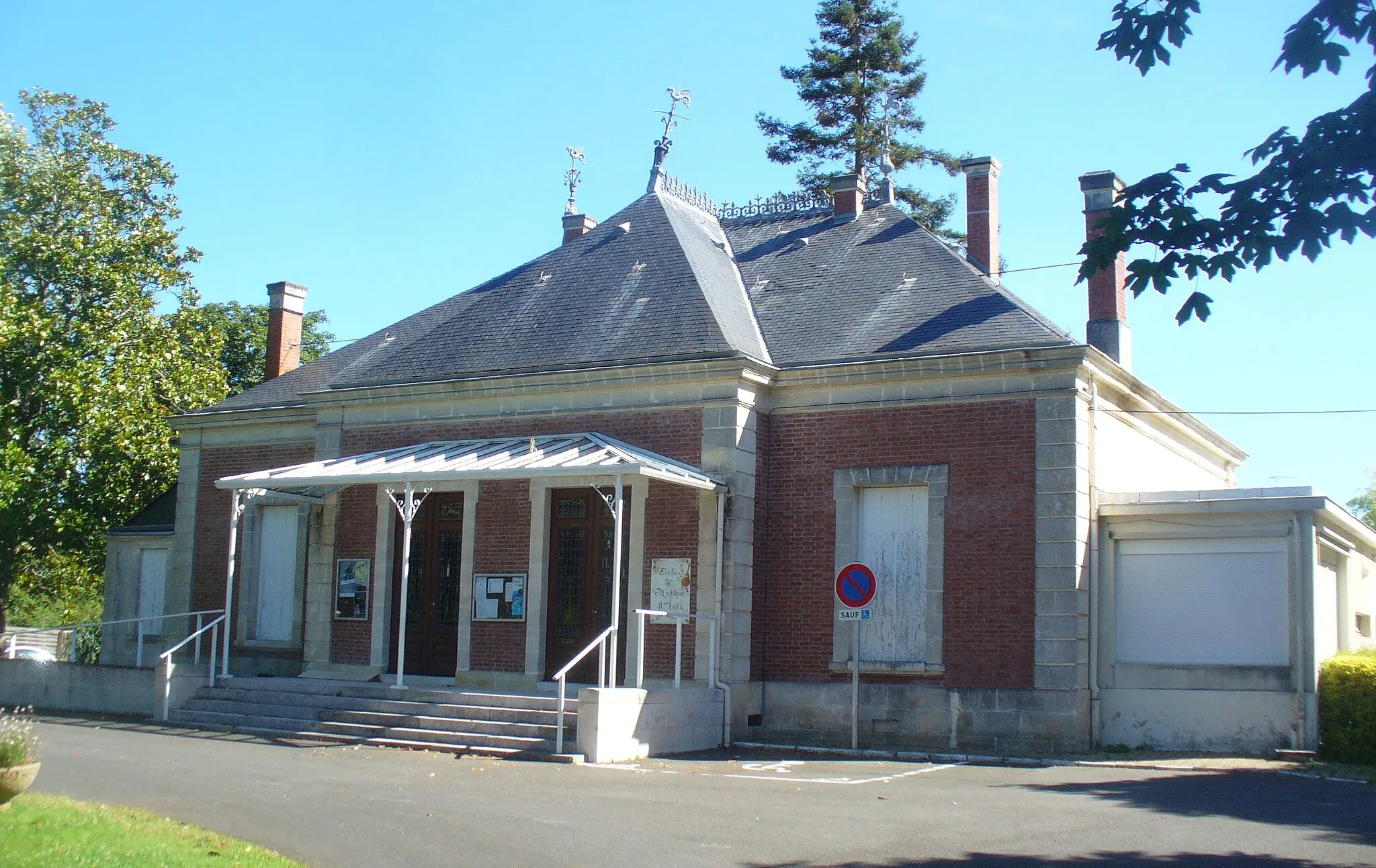 Photo showing: chateau Dupuy, villa les Chênes, mairie annexe