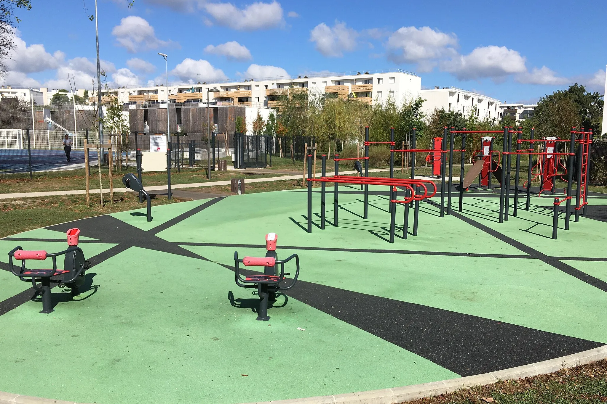 Photo showing: On-site photo of an outdoor fitness park in the Arago district of Pessac (France) taken on August 30, 2020