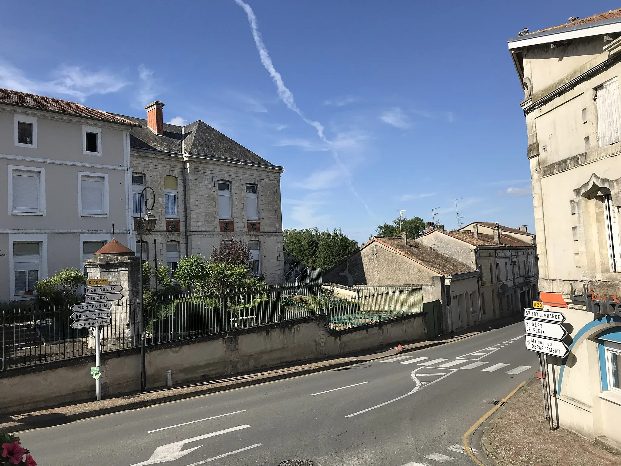 Photo showing: Rue de la Libération, centre-ville de Mussidan, Dordogne, France.