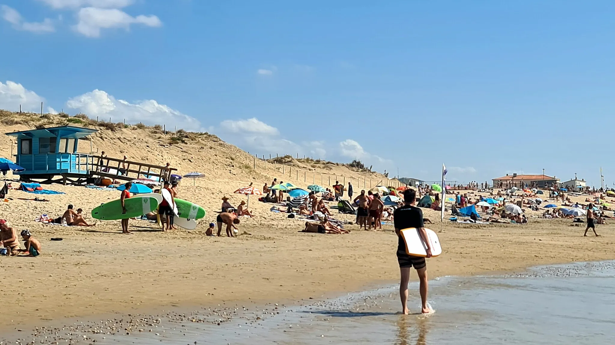 Photo showing: La plage centrale nord de Montalivet se situe à la sortie du centre-ville. Les cabanes bleues des sauveteurs sont inspirées des cabanes des plages californiennes.