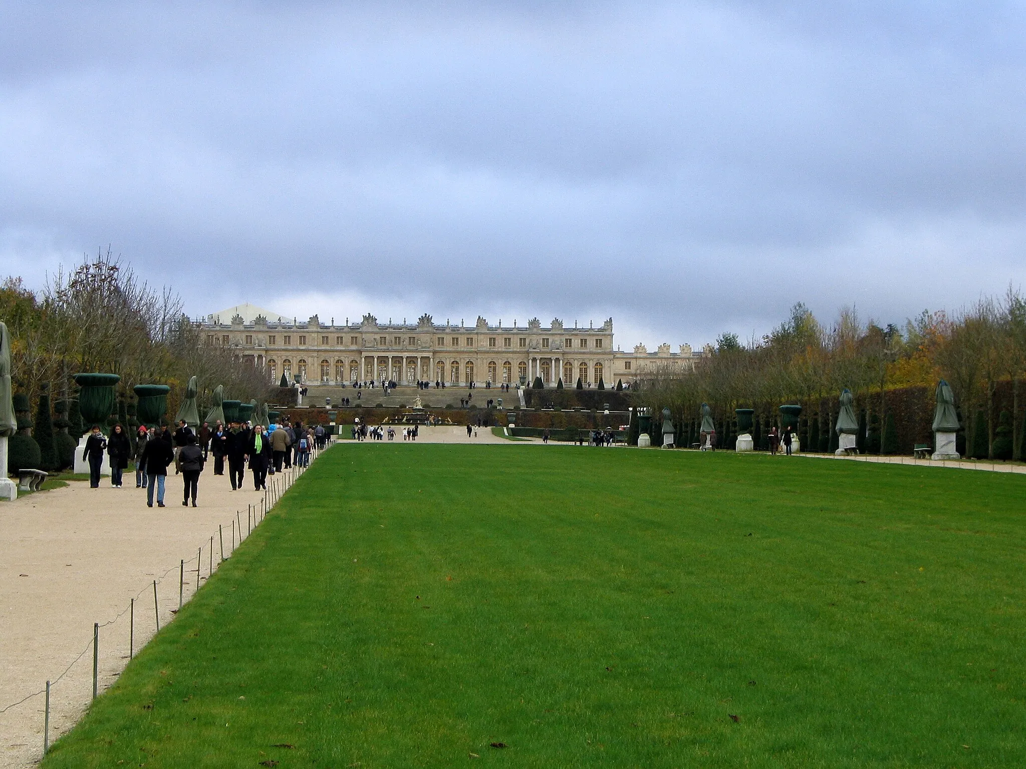 Photo showing: Vue partielle de l'Allée Royale dite aussi Tapis Vert dans les jardins du Château de Versailles et facade ouest du château.