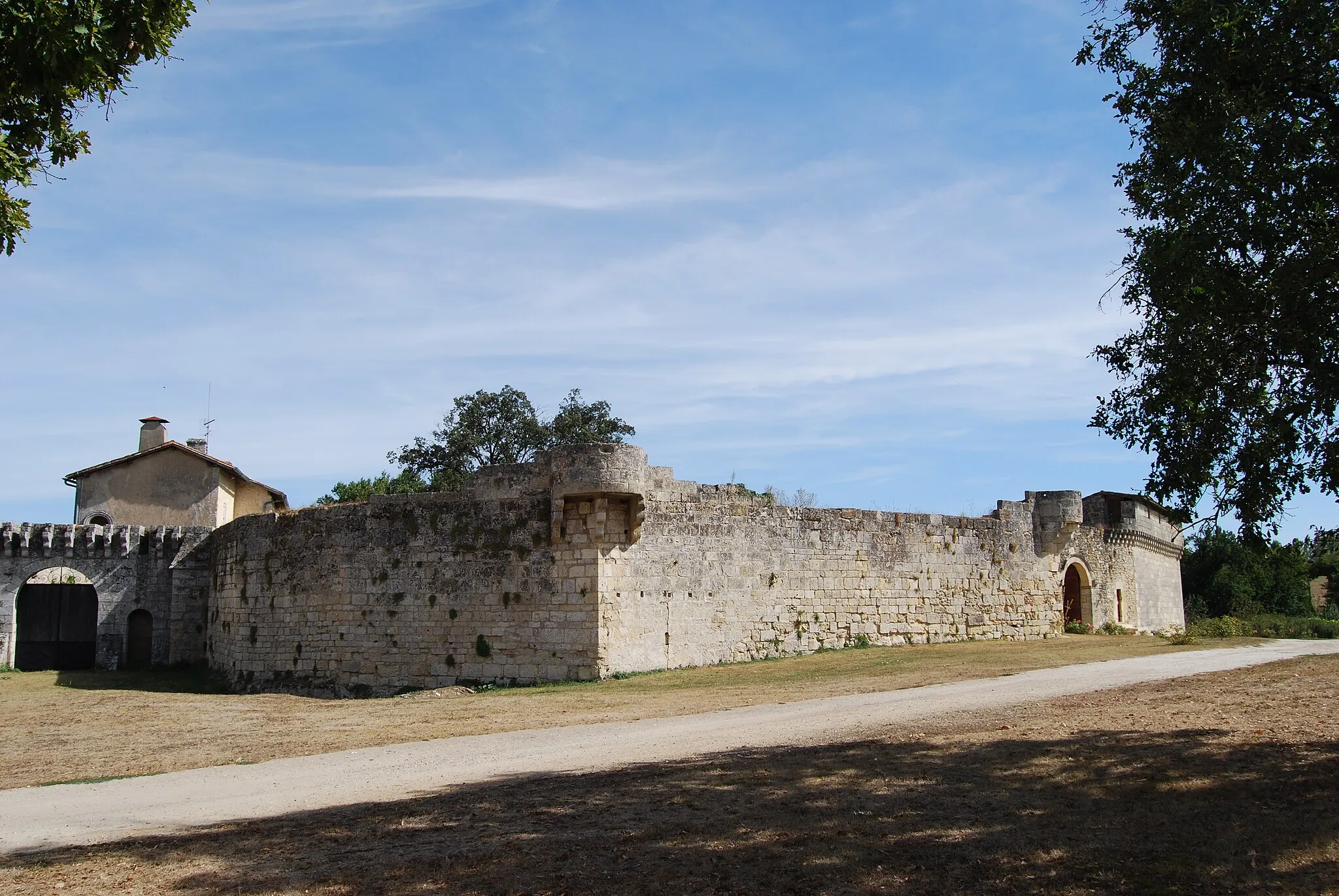 Photo showing: This building is indexed in the base Mérimée, a database of architectural heritage maintained by the French Ministry of Culture, under the reference PA33000010 .