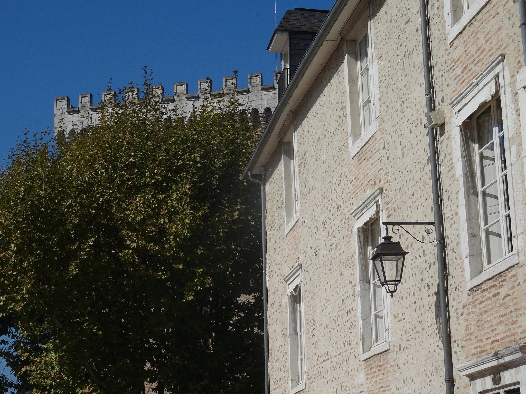 Photo showing: Un immeuble du borg vielh (vieux quartier, quartier du château) à Pau.