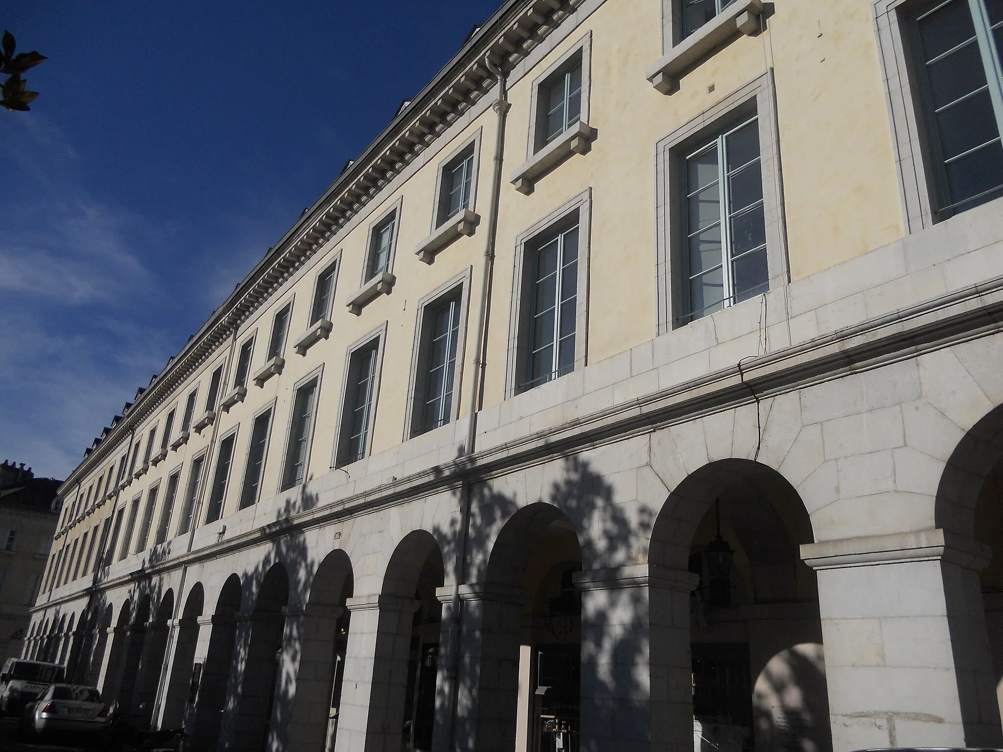 Photo showing: Des arcades de la place Gramont à Pau